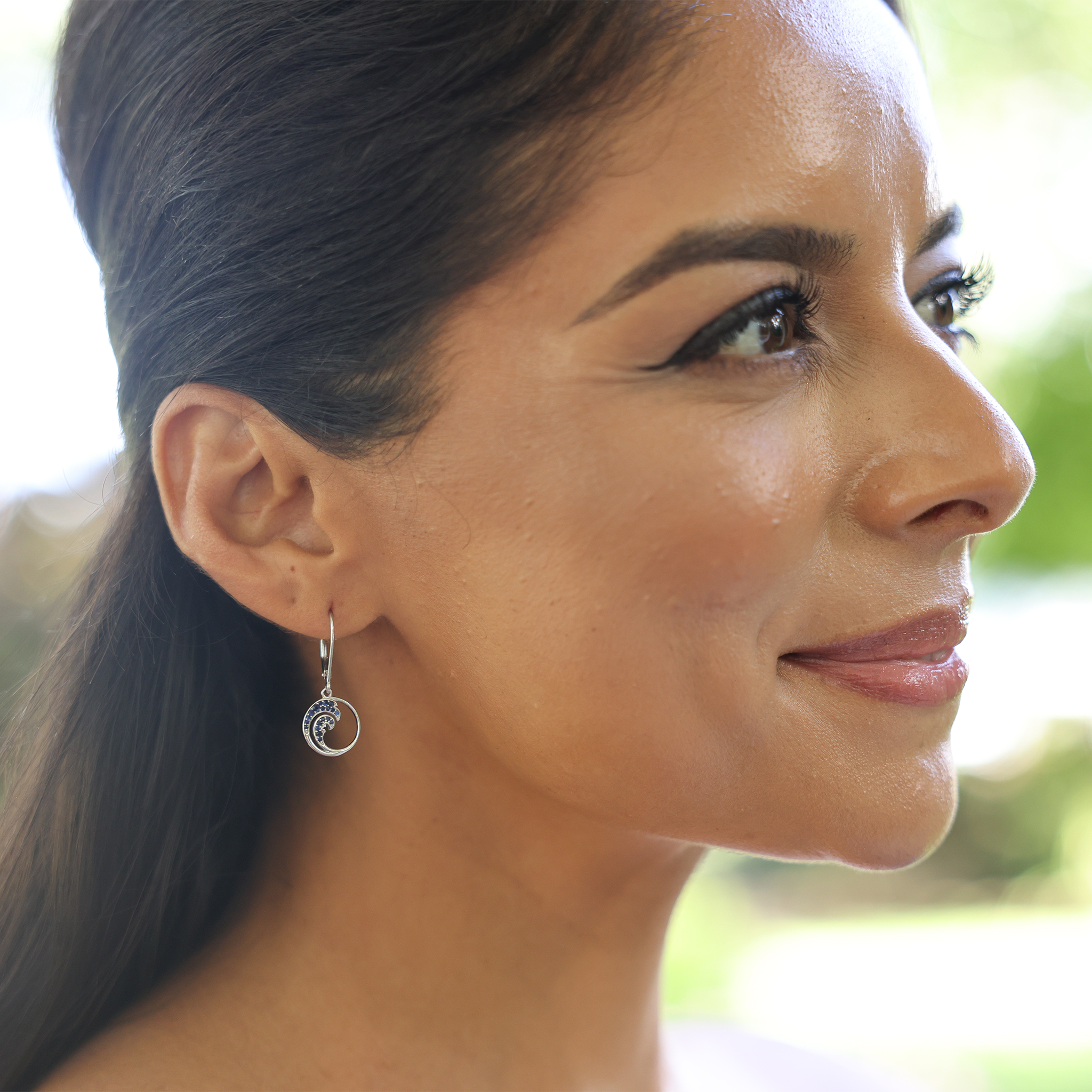 ブルーサファイアとホワイトゴールドのNaluピアス - 12mm