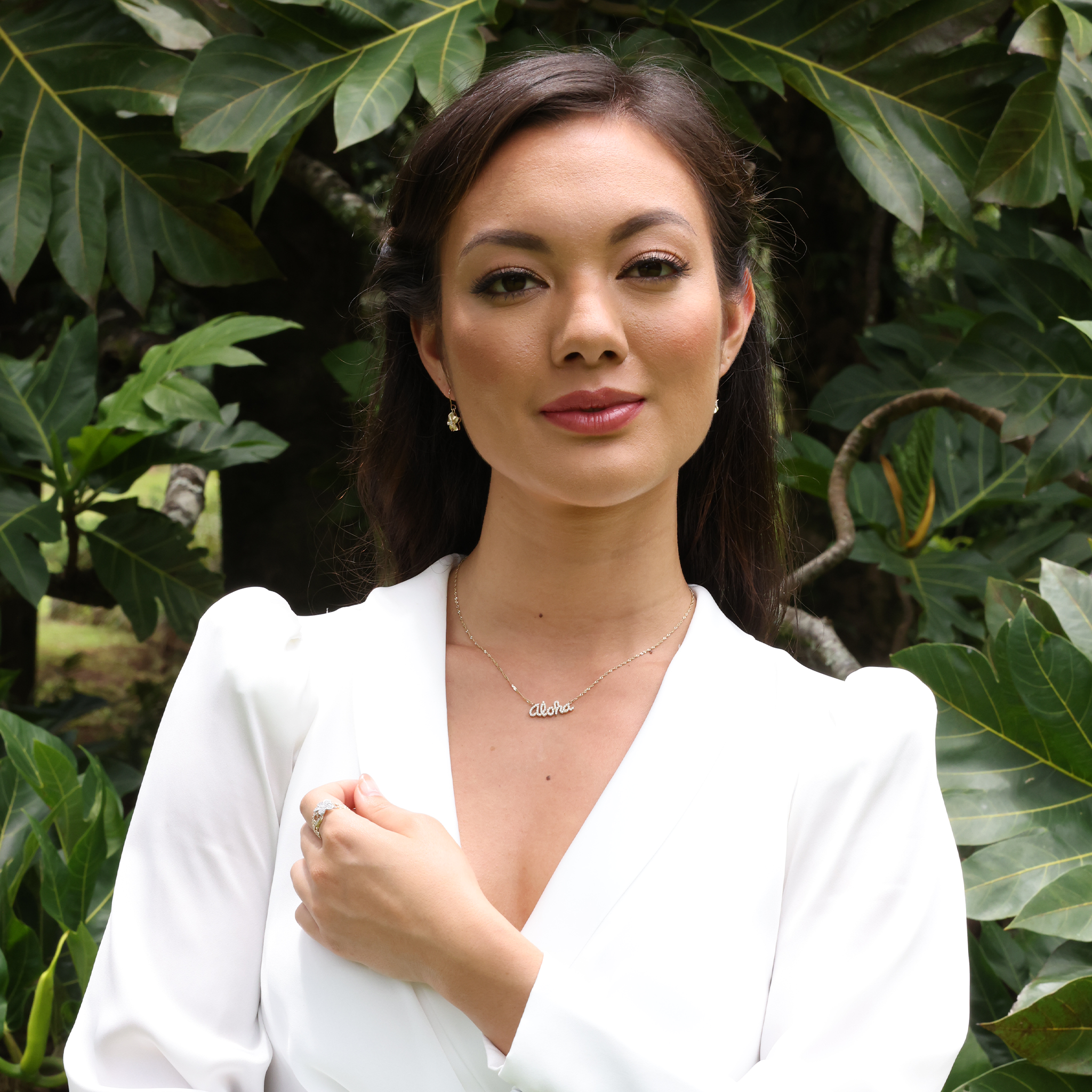 ゴールドとダイヤモンドのアロハ・ネックレスとプルメリア 身につけた女性 - Maui Divers Jewelry