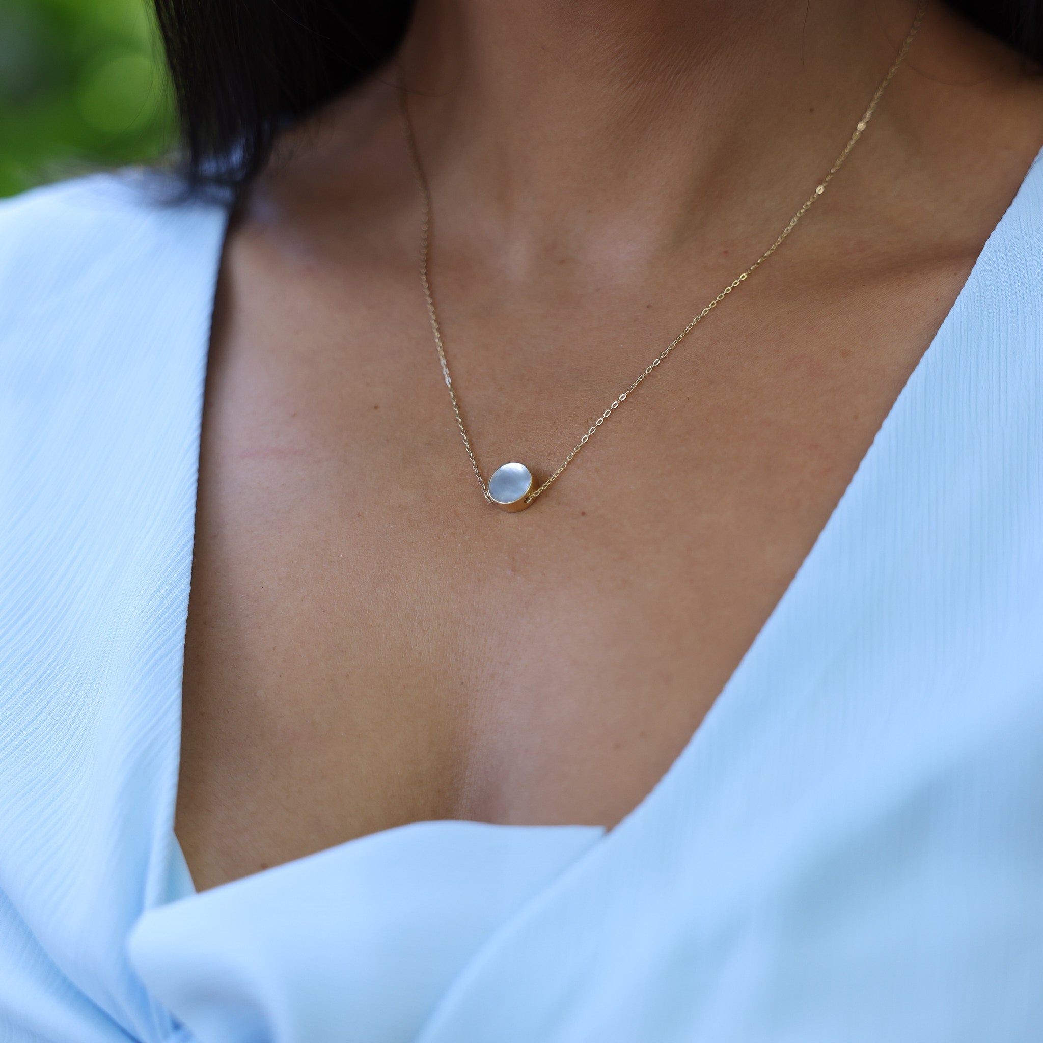 クローズアップ:身に着ける女性 16-18インチ アジャスタブル エクリプス フリップサイド ブラックコーラル&マザーオブパール ネックレス ゴールド 9mm