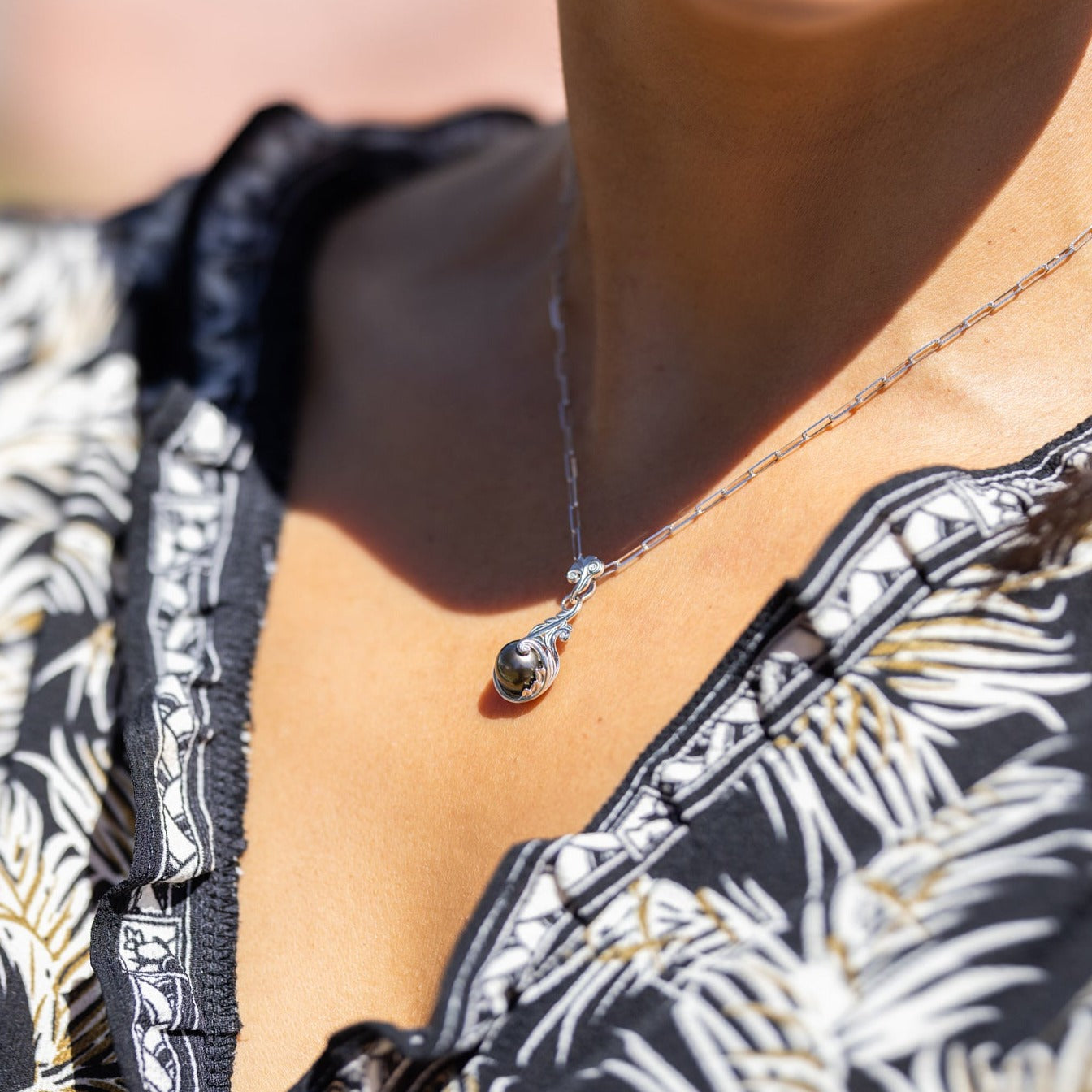 女性の胸元に。リビング・ヘアルーム・タヒチ黒真珠ペンダント ダイヤモンド ホワイトゴールド 9-10mm - Maui Divers Jewelry