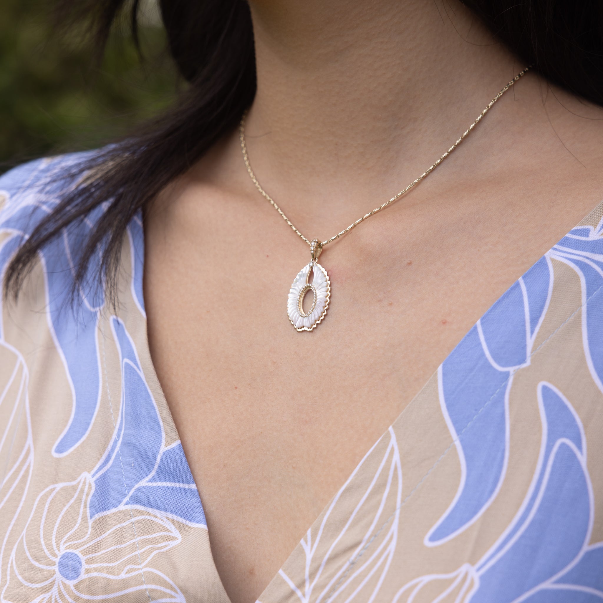 プエオ(フクロウ)マザー・オブ・パール ダイヤモンド ゴールド ペンダント - 28mm