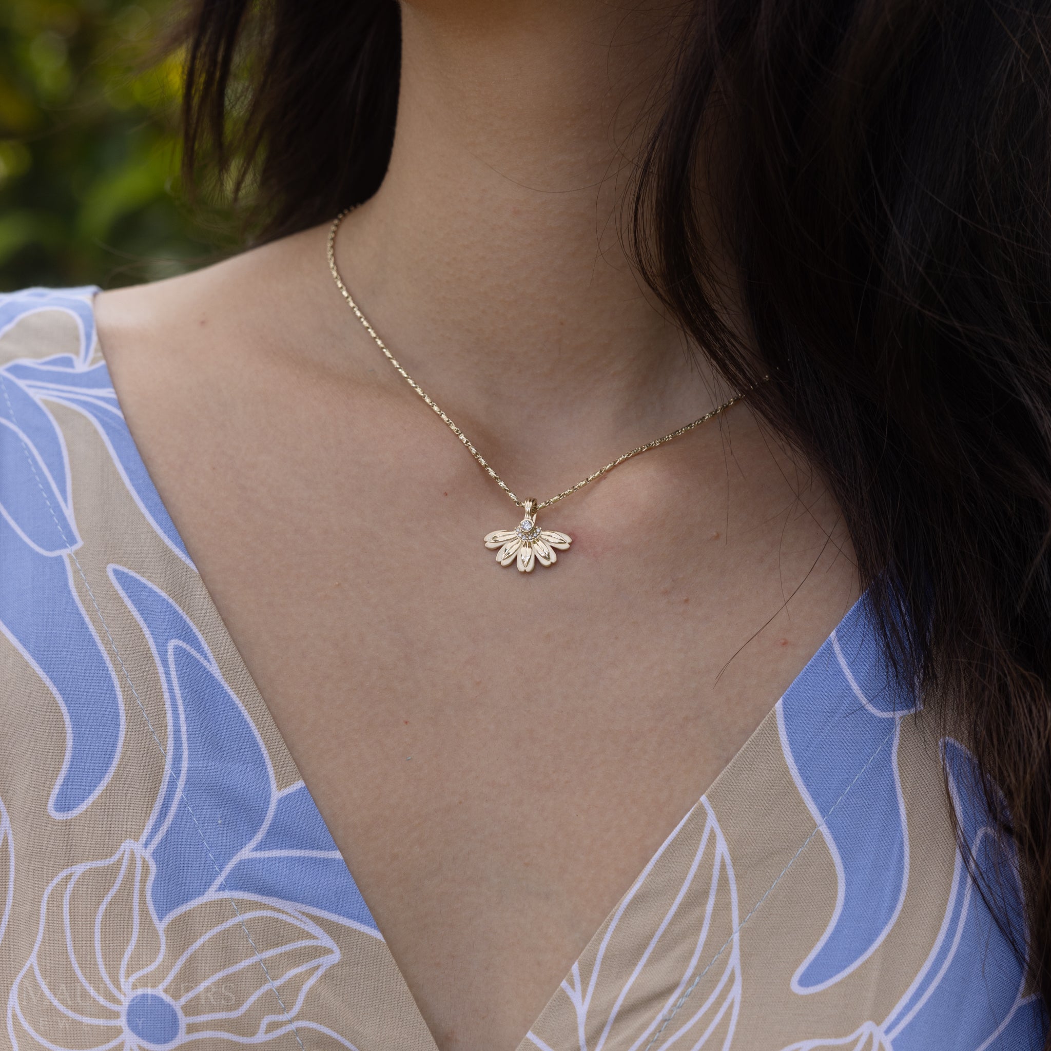 Beach Naupaka Pendant in Gold with Diamonds - 18mm