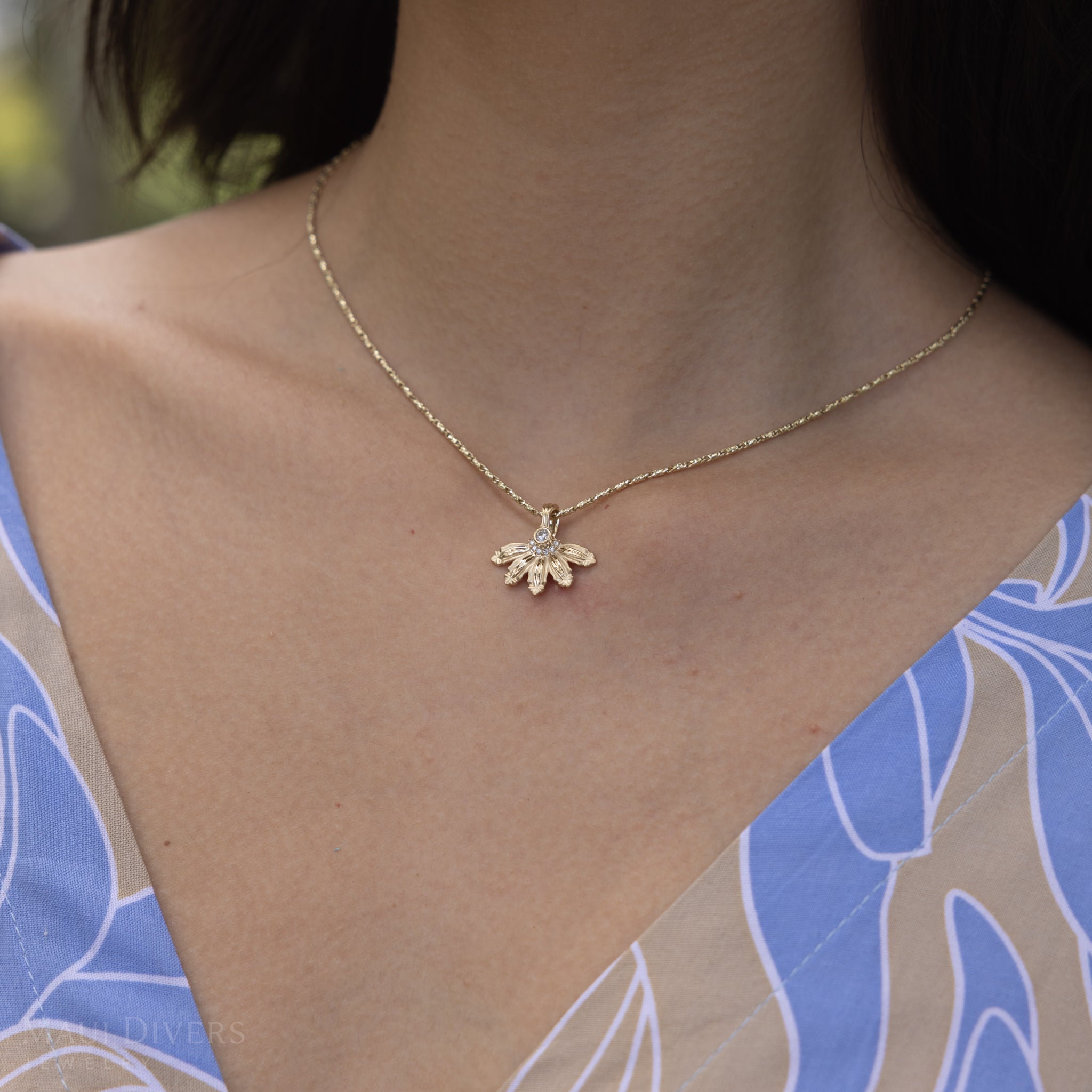 Mountain Naupaka Pendant in Gold with Diamonds - 18mm