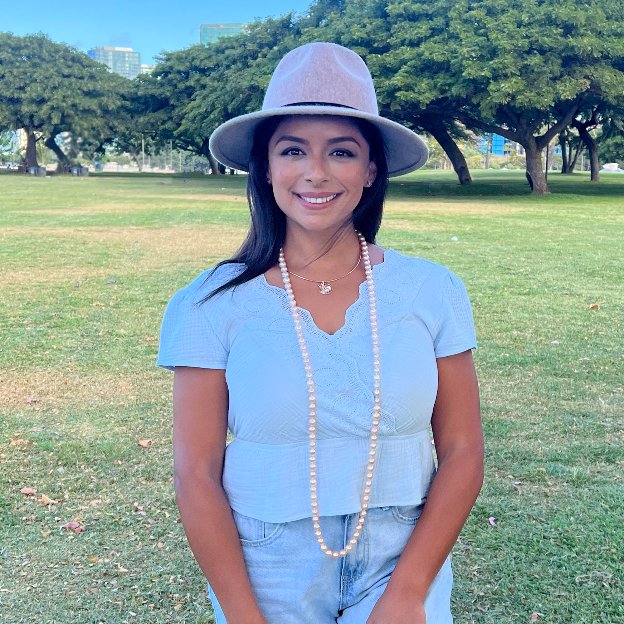 48" ミックス淡水パール・ストランド - モデル写真