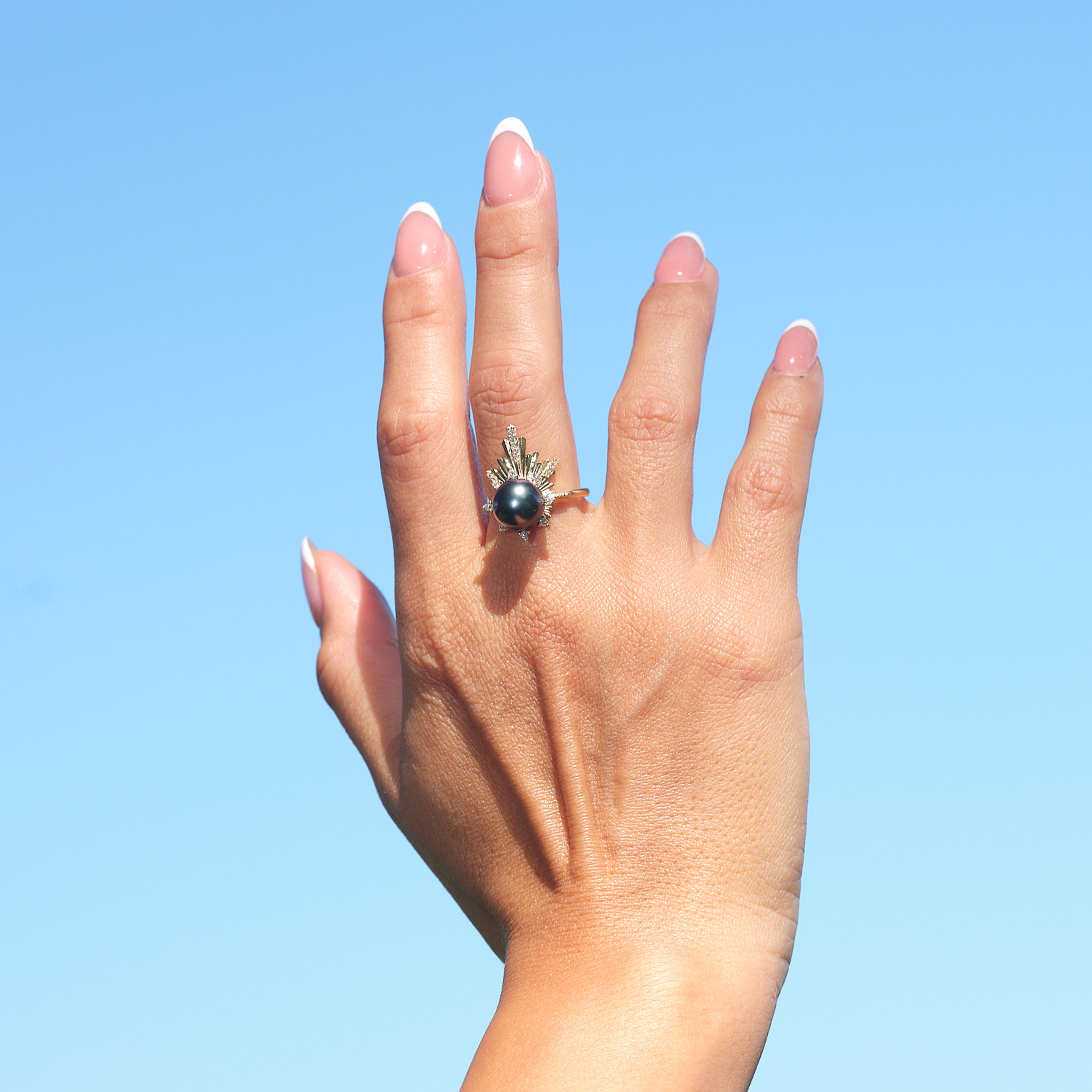 女性の手 E Hoʻāla タヒチ黒真珠 リング ダイヤモンド ゴールド - 21mm - Maui Divers Jewelry