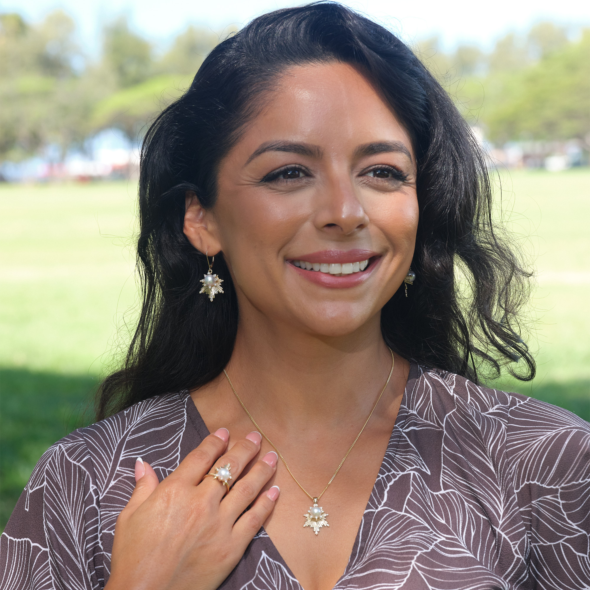 E Hoʻāla アコヤ真珠のゴールドとダイヤモンドのイヤリングを身に着ける女性 - Maui Divers Jewelry