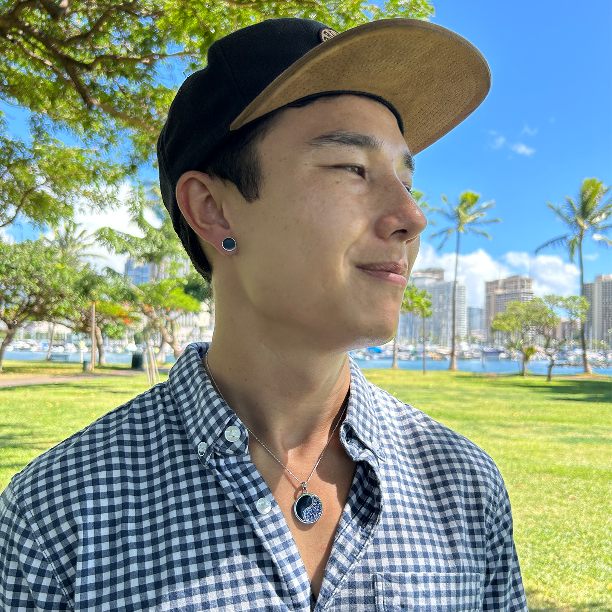 14Kホワイトゴールドの16"-22 "アジャスタブル1mmロープチェーンと陰陽ペンダントを身に着ける男性 - Maui Divers Jewelry