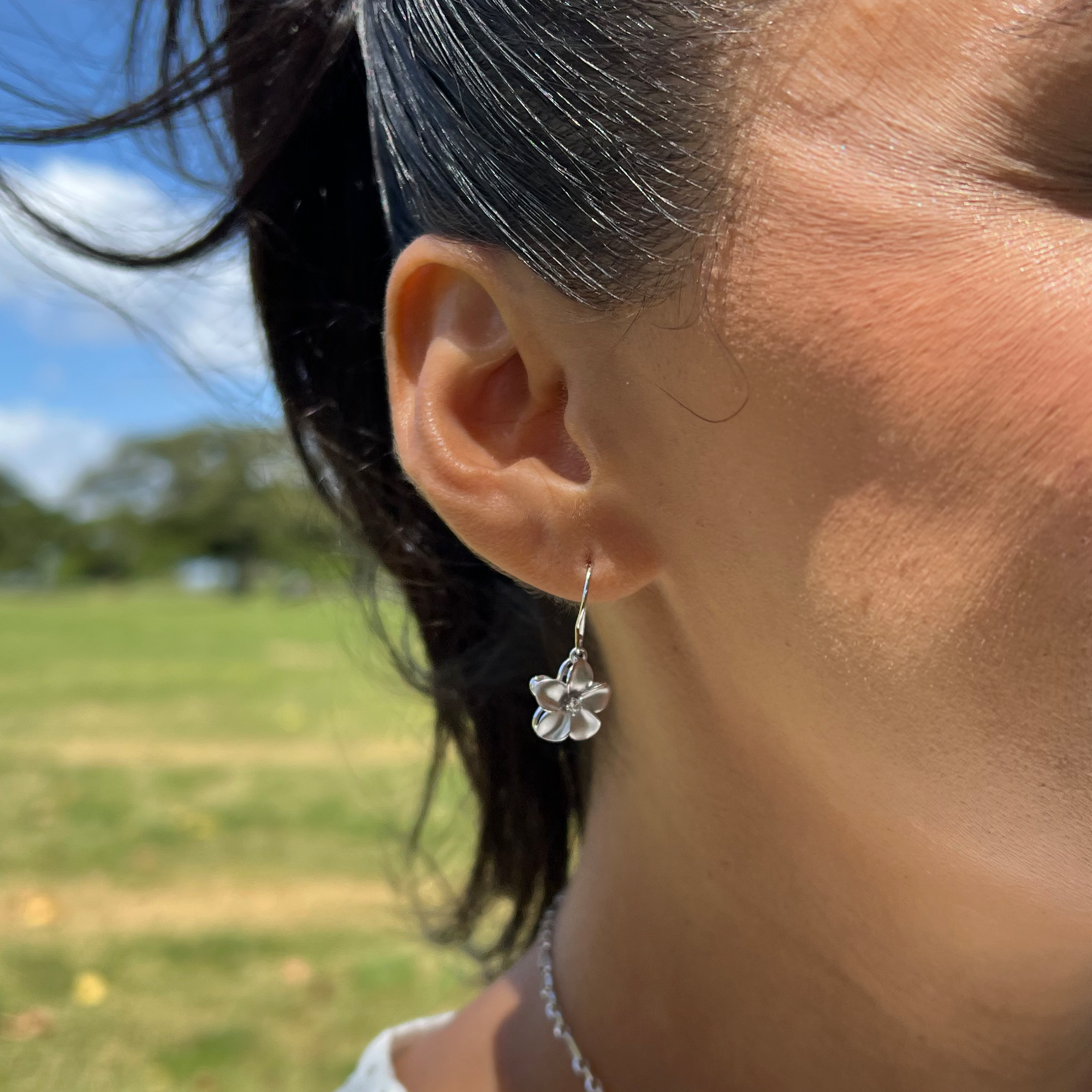 プルメリア ダイヤモンド ホワイトゴールド イヤリング - 13mm