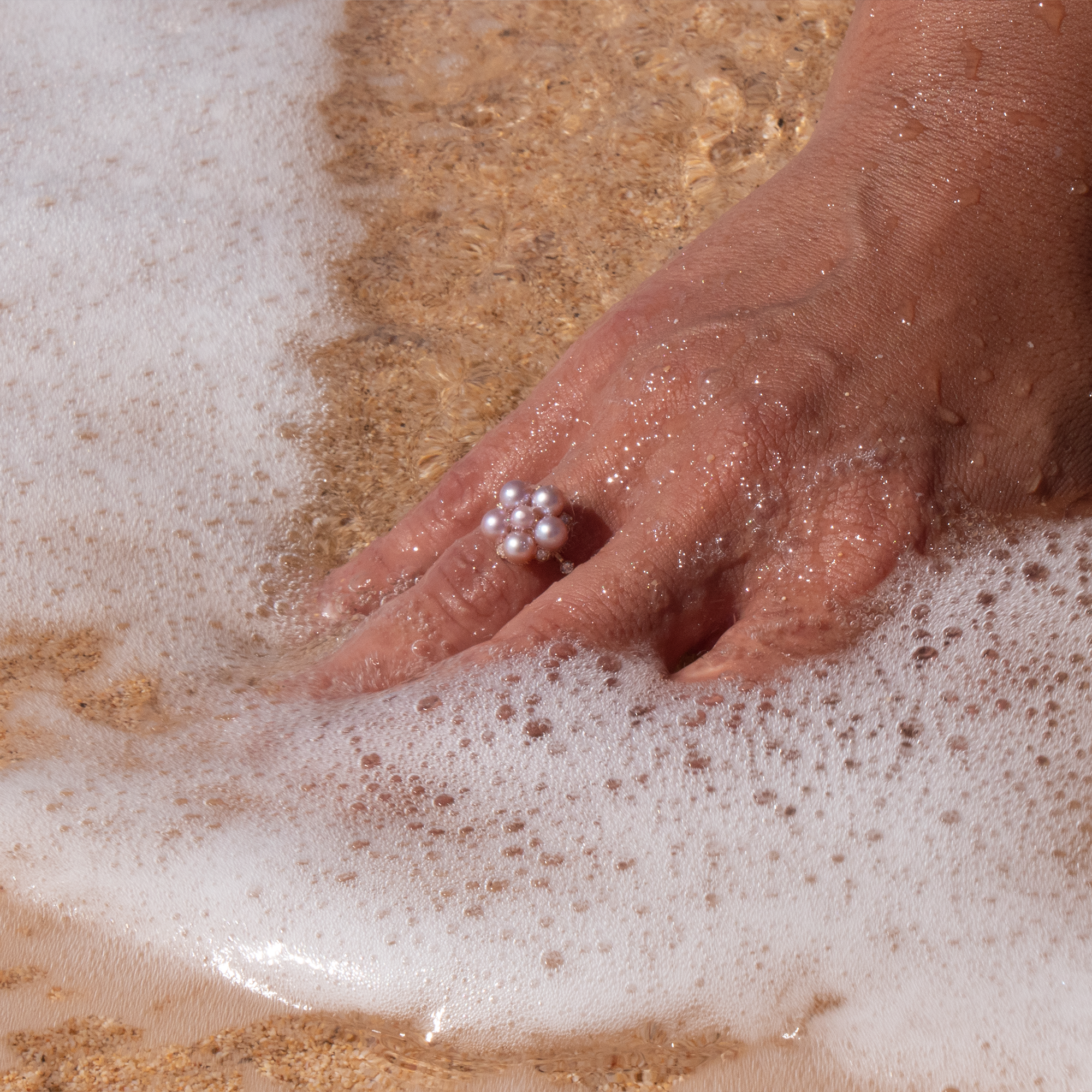 タイニーバブルズ ラベンダー淡水パール リング ダイヤモンド ゴールドを身に着けた女性の手 - Maui Divers Jewelry