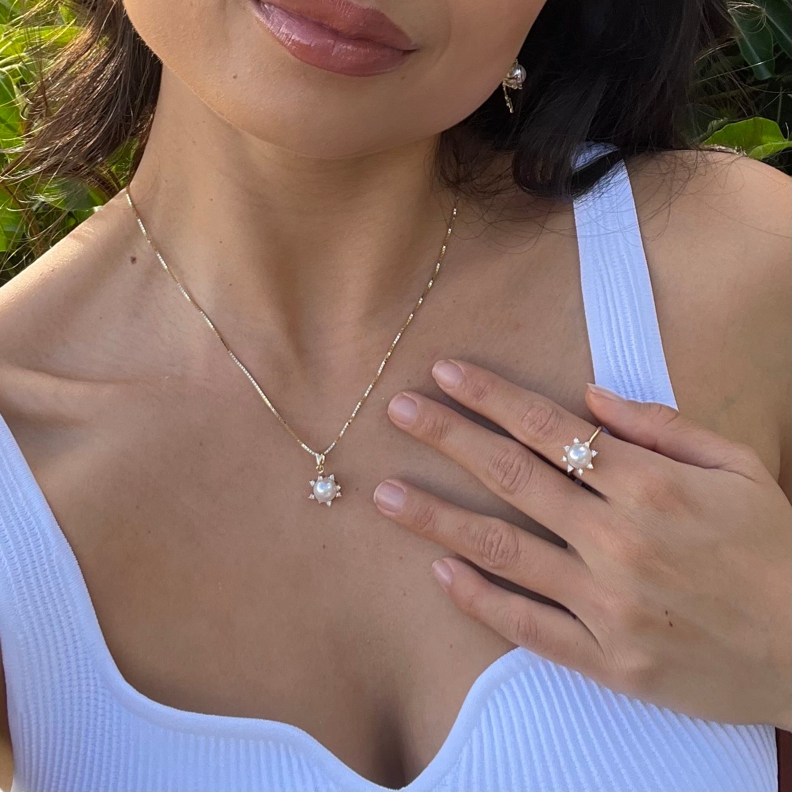 プロテア アコヤ真珠 ダイヤモンド ゴールド ペンダント 8mm - モデル写真