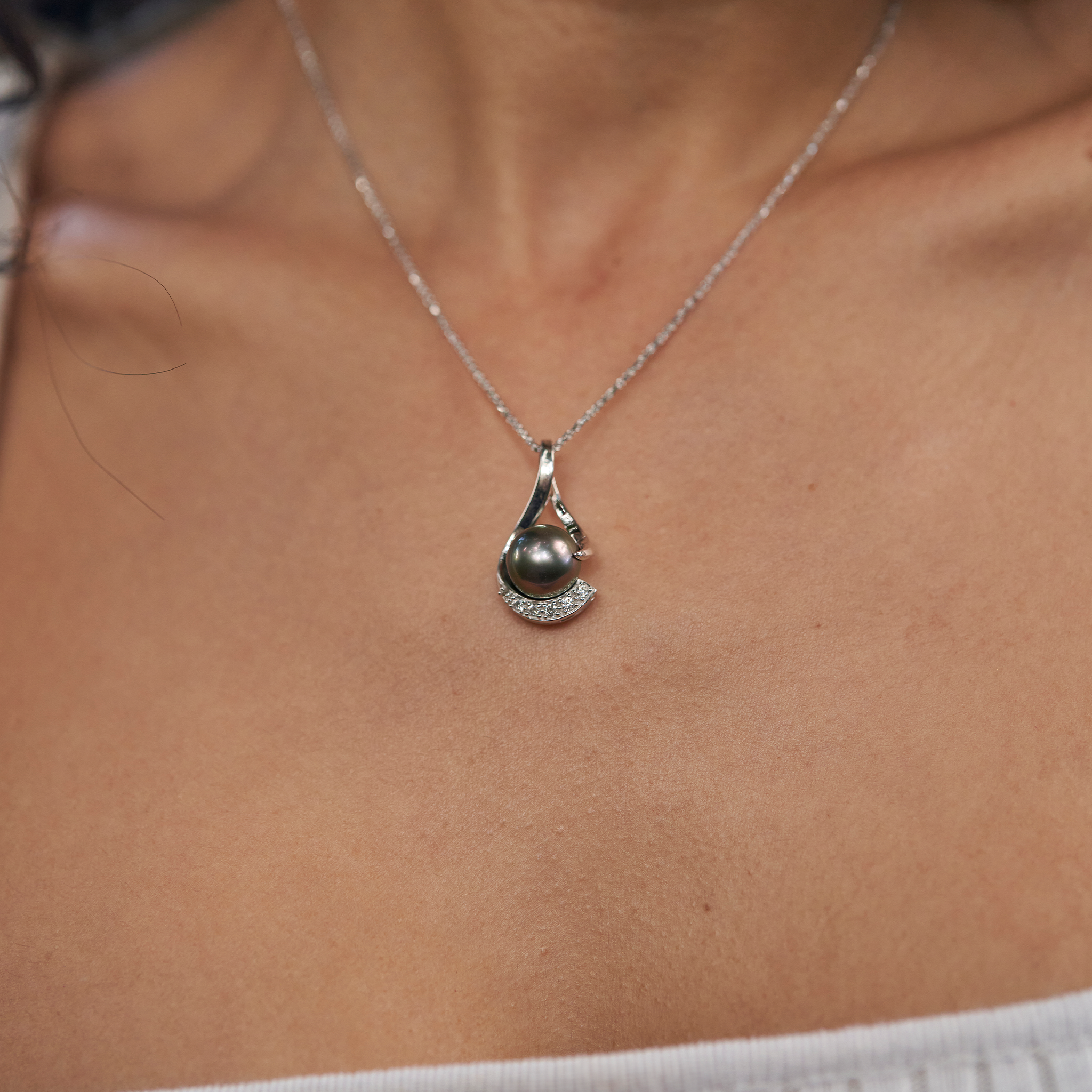 Tahitien Black Pearl Infinity Pendant en or blanc avec des diamants - 11-12 mm