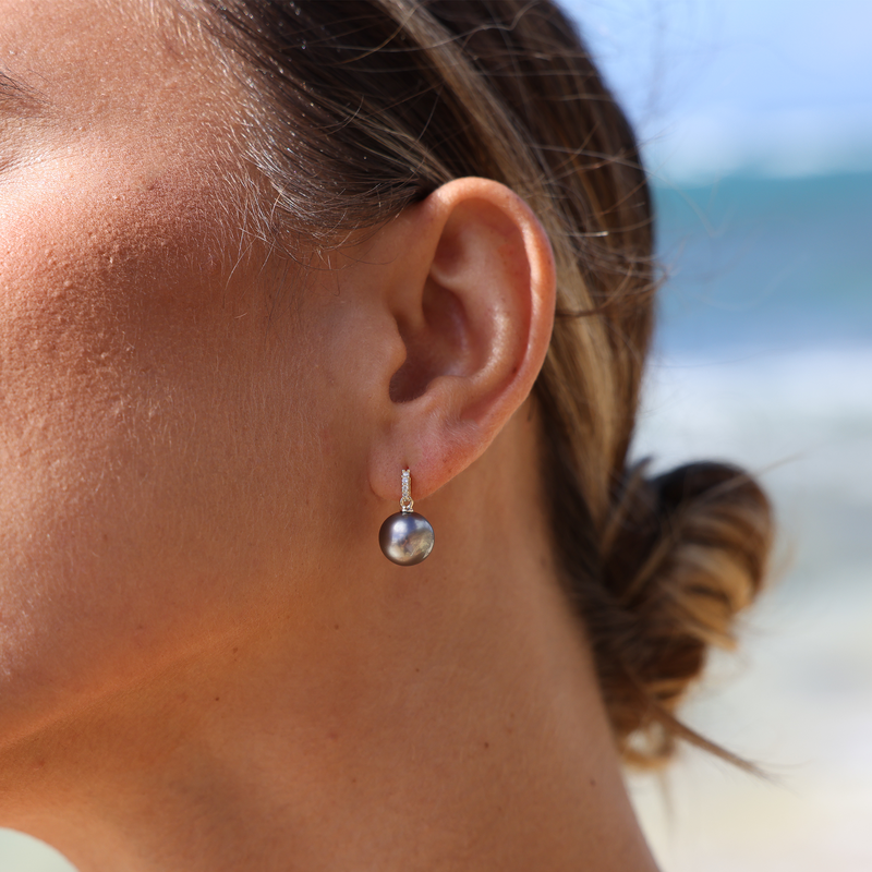 Boucles d'oreilles noires tahitiennes en or avec diamants - 9-10 mm
