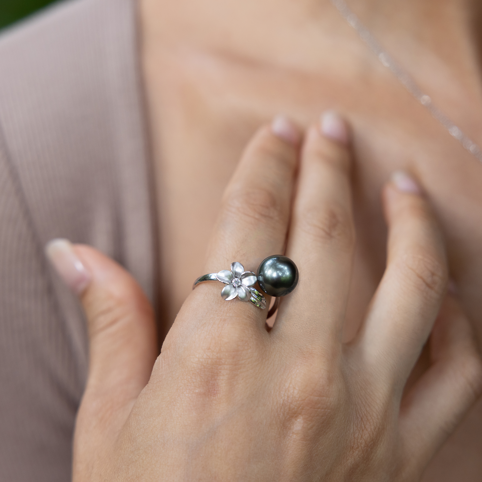 白金のプルメリアタヒチアン黒真珠のリングダイヤモンド -  10-11mm