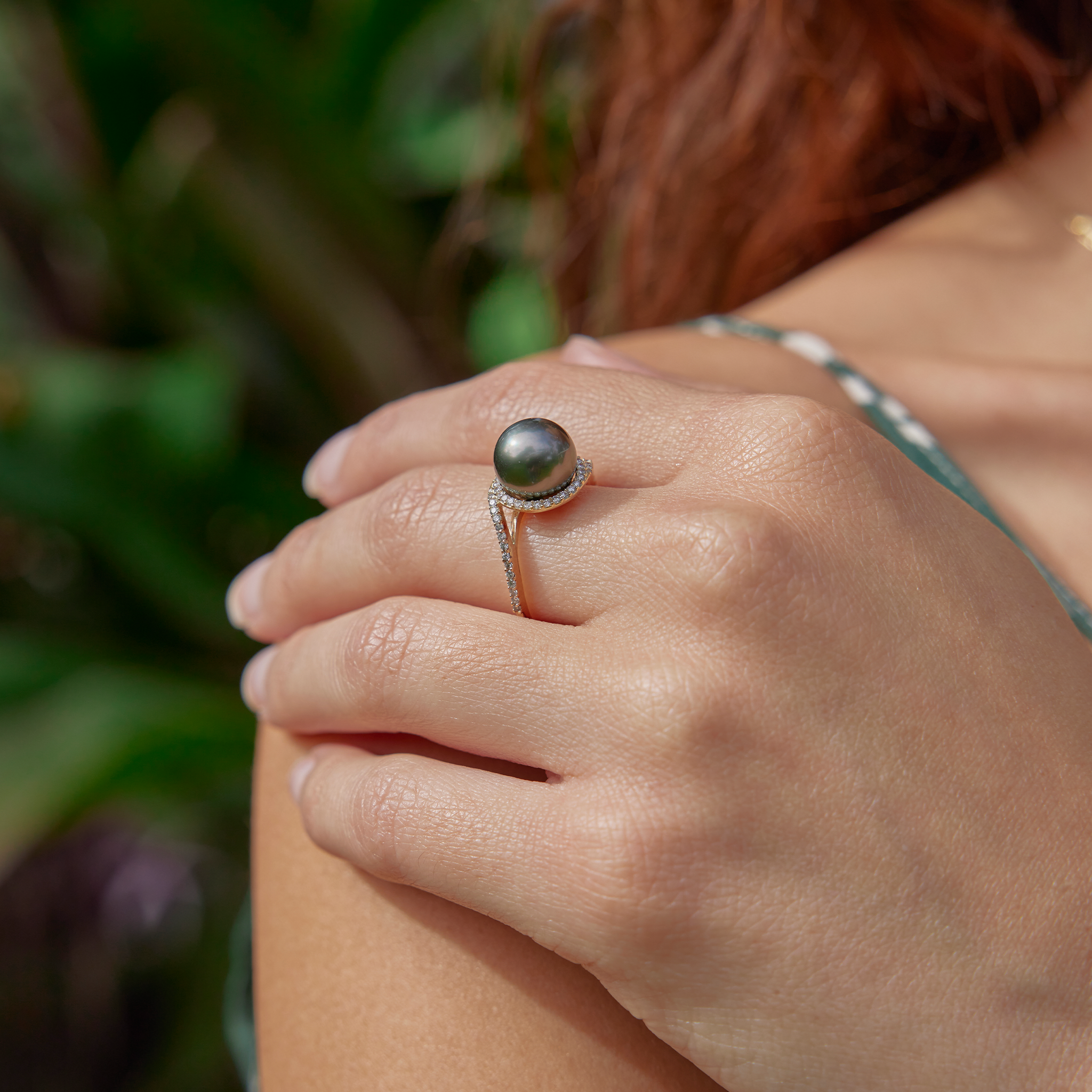 Halo Bypass Tahiti Black Pearl Ring in Gold mit Diamanten – 9–10 mm
