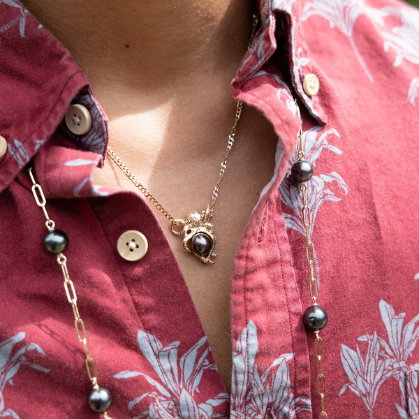 He'e (Oktopus) Tahiti-Anhänger mit schwarzer Perle in Gold – 8–10 mm