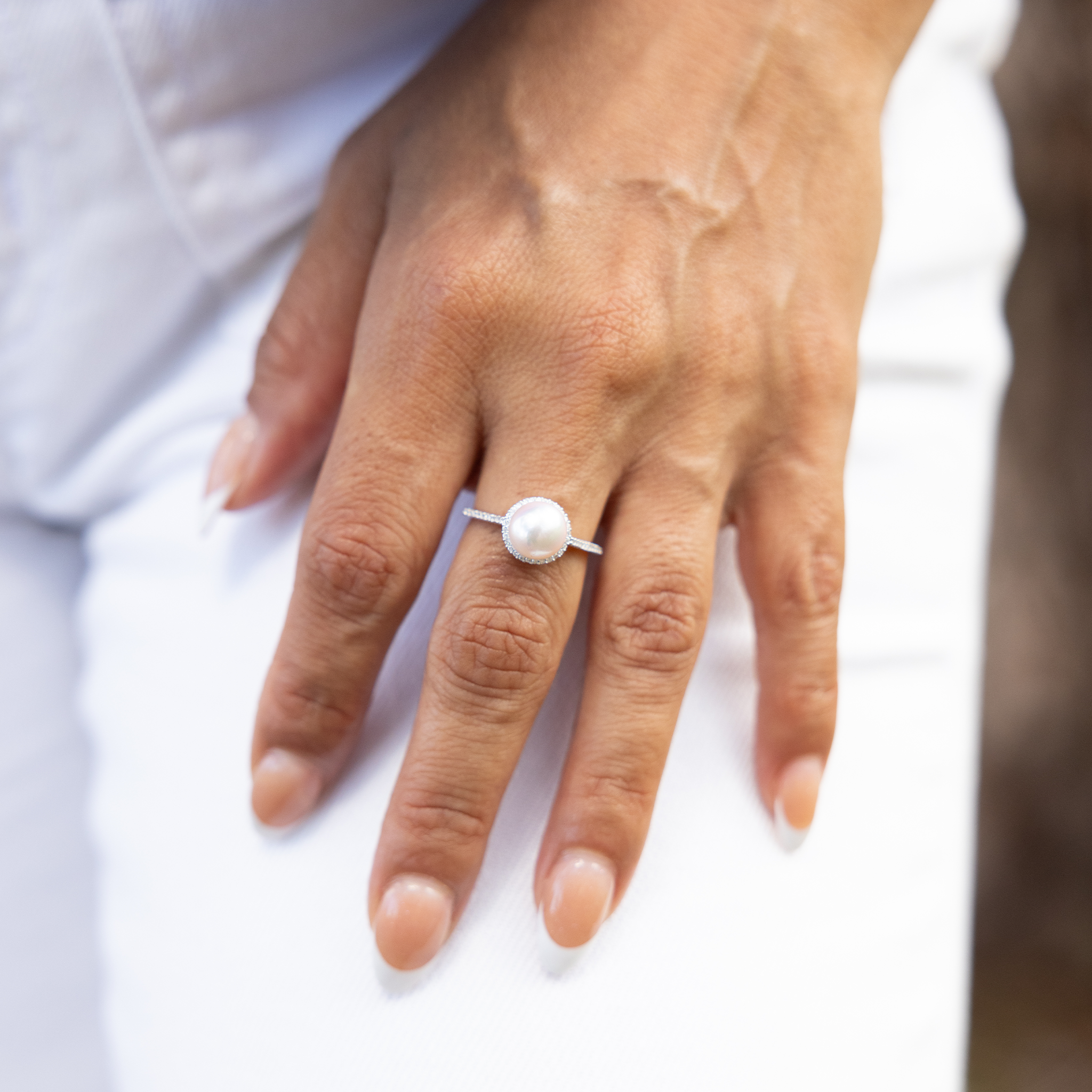 Akoya White Pearl Ring aus Weißgold mit Diamanten – 8 mm