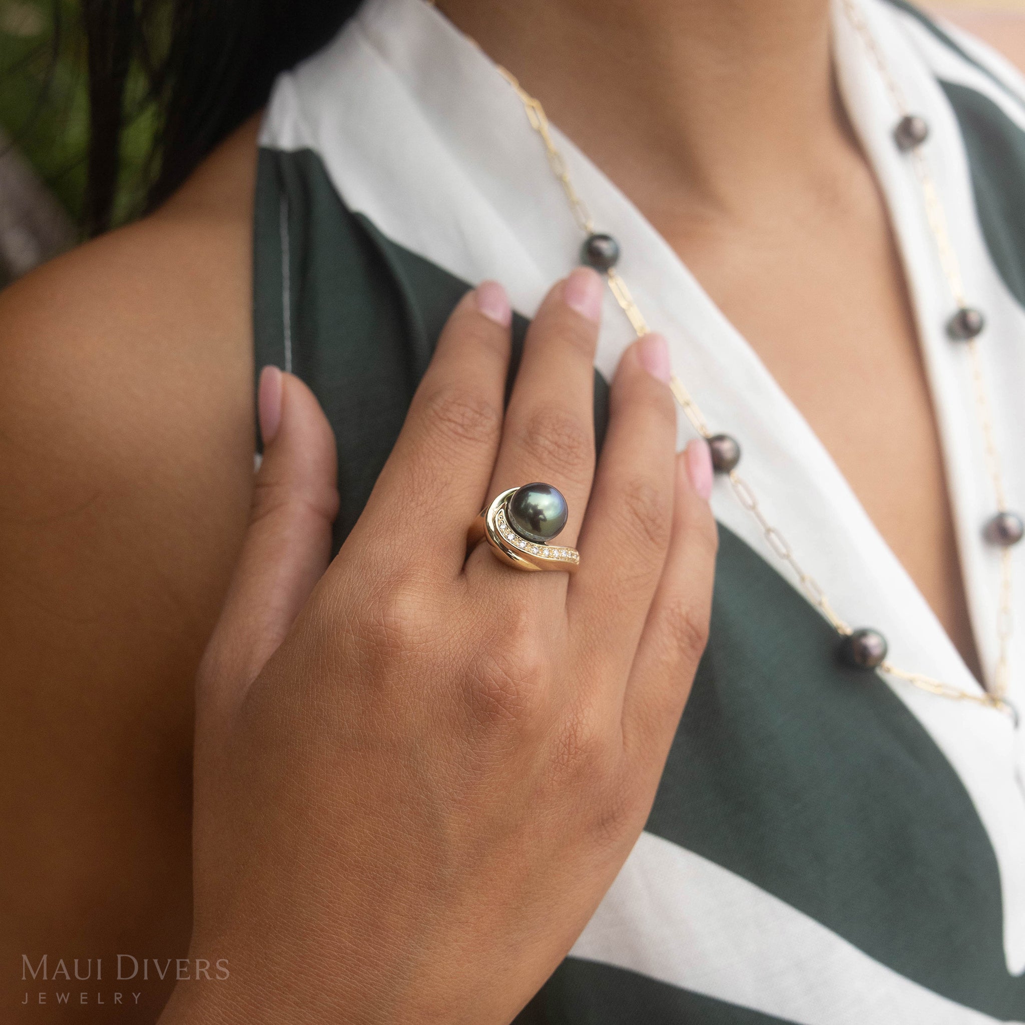 Tahitian Black Pearl Ring in Gold with Diamonds - 10-11mm