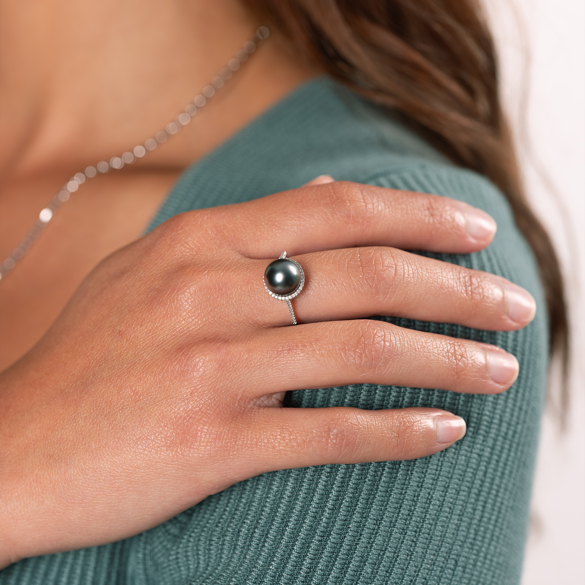 Halo-Ring mit schwarzer Tahitiperle aus Weißgold mit Diamanten – 9–10 mm