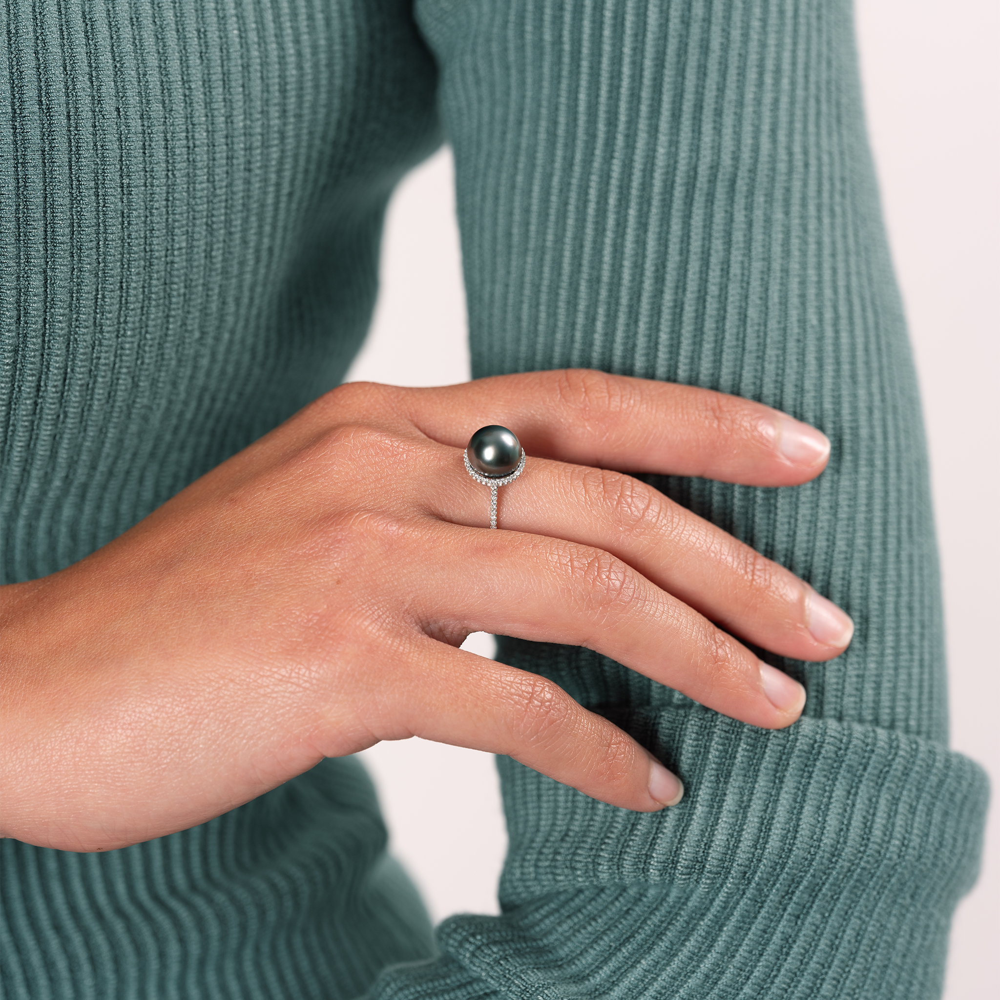 Halo-Ring mit schwarzer Tahitiperle aus Weißgold mit Diamanten – 9–10 mm