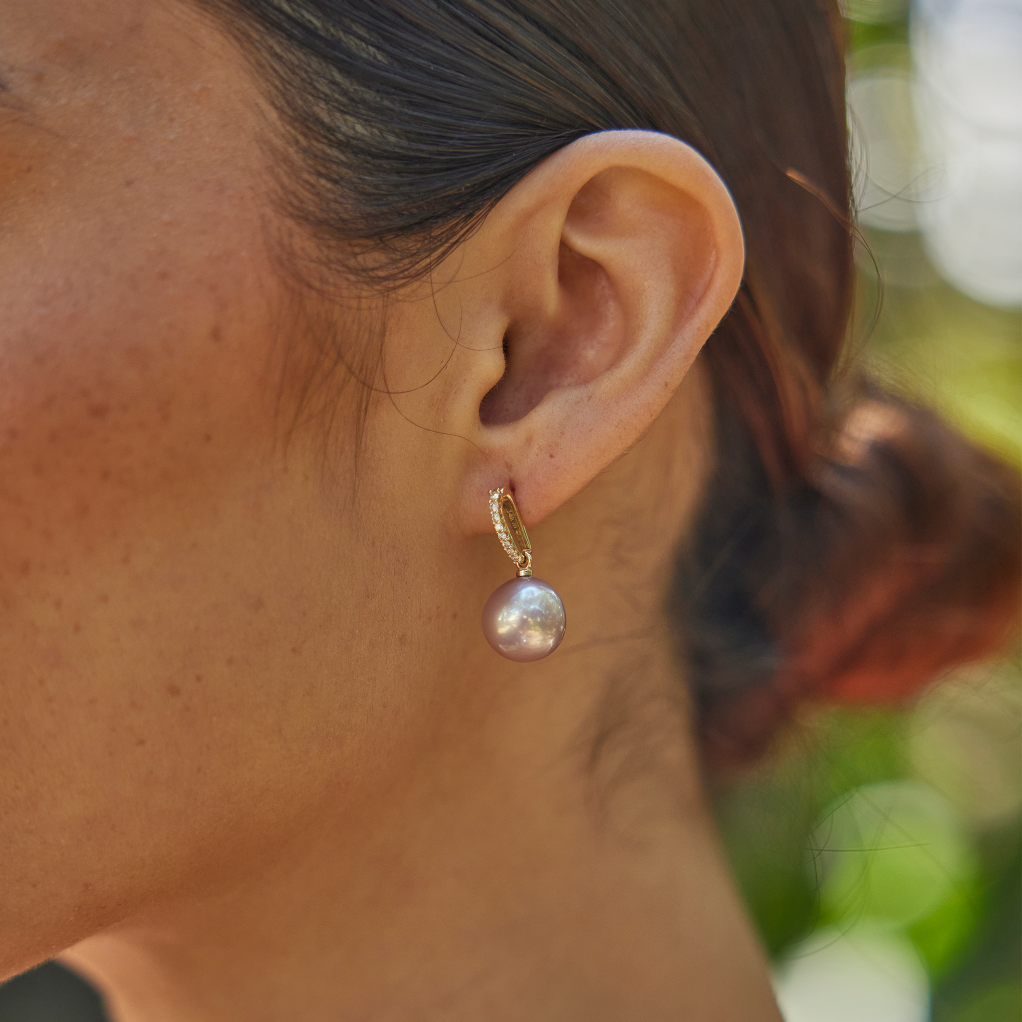 Ultraviolette Süßwasserperlen-Ohrringe in Gold mit Diamanten - 11-12 mm