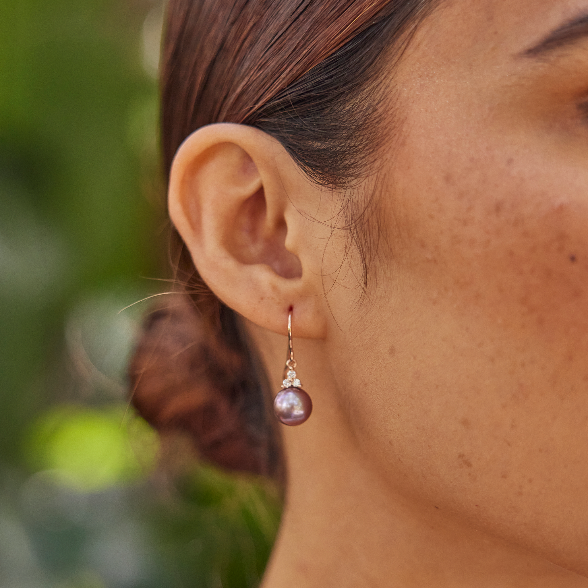Ultraviolette Süßwasserperlen-Ohrringe in Roségold mit Diamanten – 9–10 mm