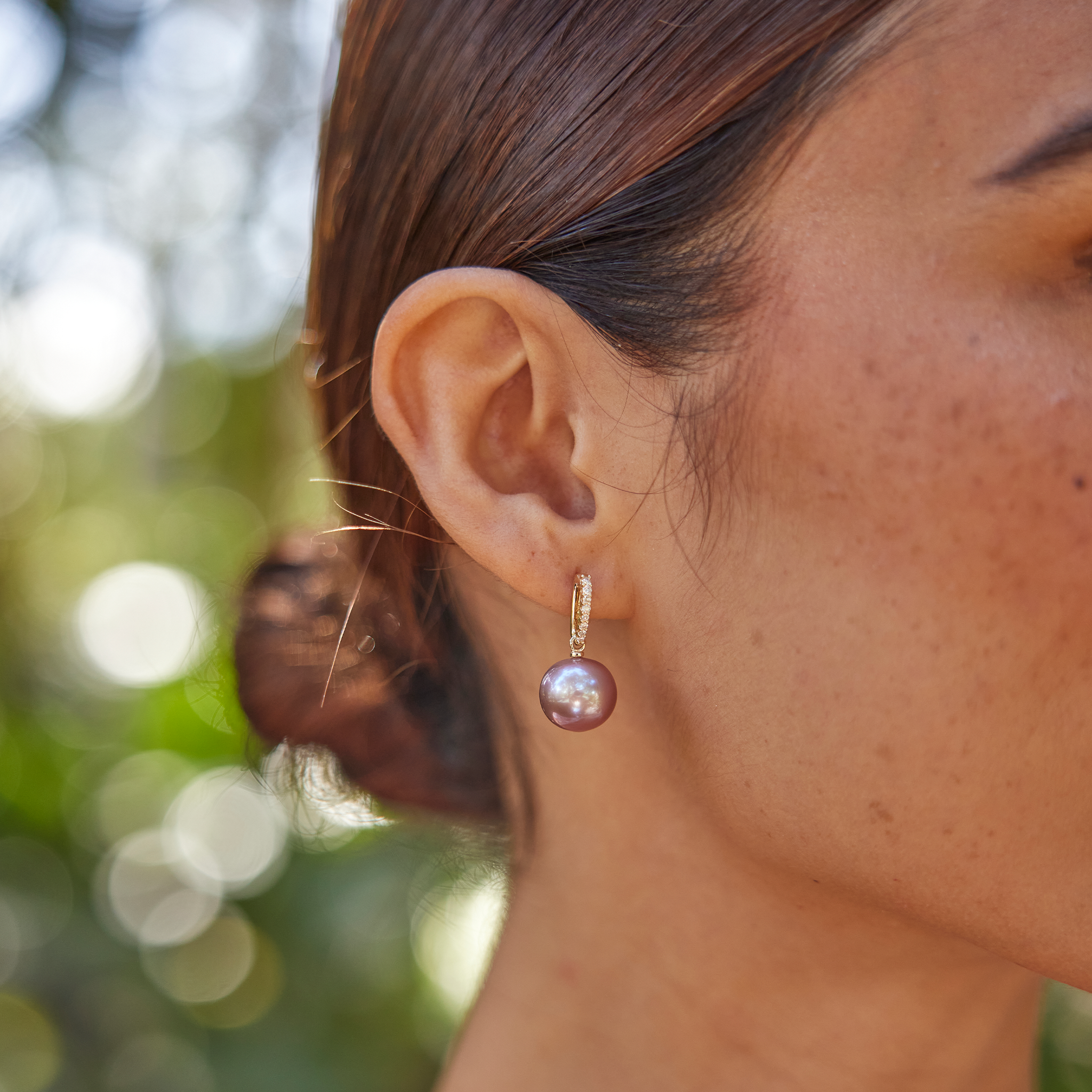 Lila Süßwasserperlen-Ohrringe in Gold mit Diamanten – 11–12 mm