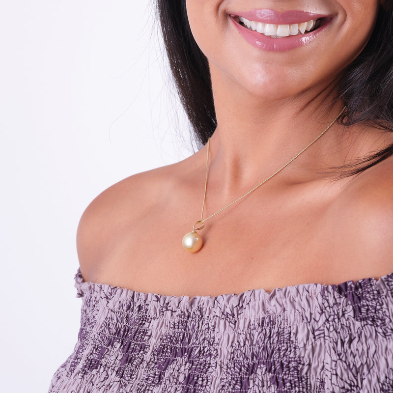 A womanʻs chest with a South Sea gold Pearl Pendant in Gold - 14-15mm - Maui Divers Jewelry