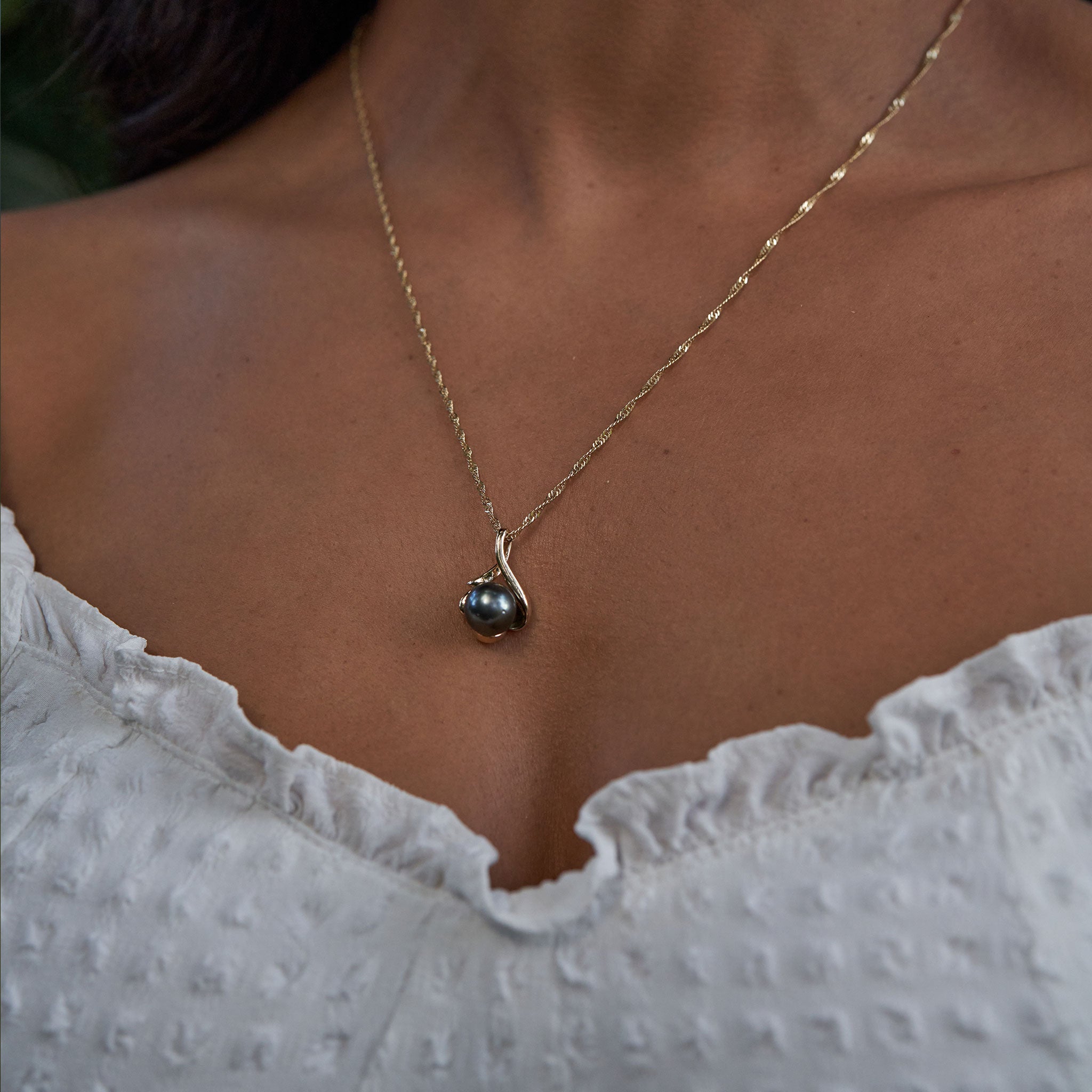 Tahitian Black Pearl Pendant in Gold- 9-10mm