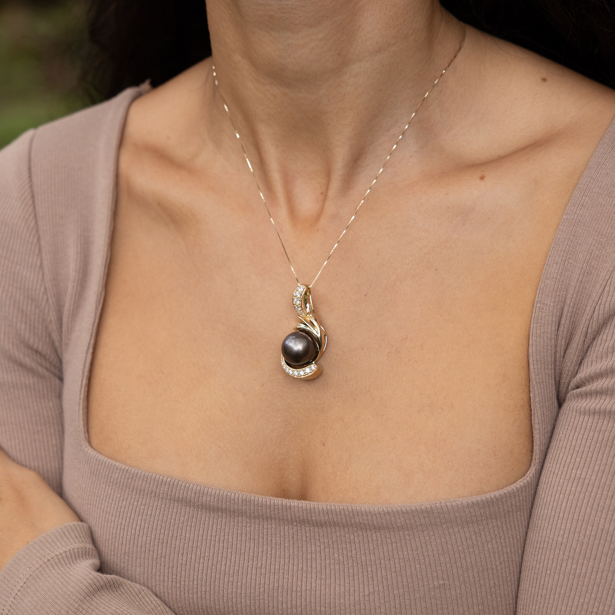 Pendente de perle noire tahitien en or avec diamants - 14-15 mm