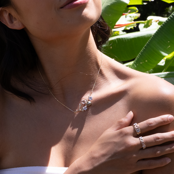 16-18" Verstellbare Perlen in Blüte Plumeria Schwarze Tahiti-Perlenkette in dreifarbigem Gold mit Diamanten – 48 mm