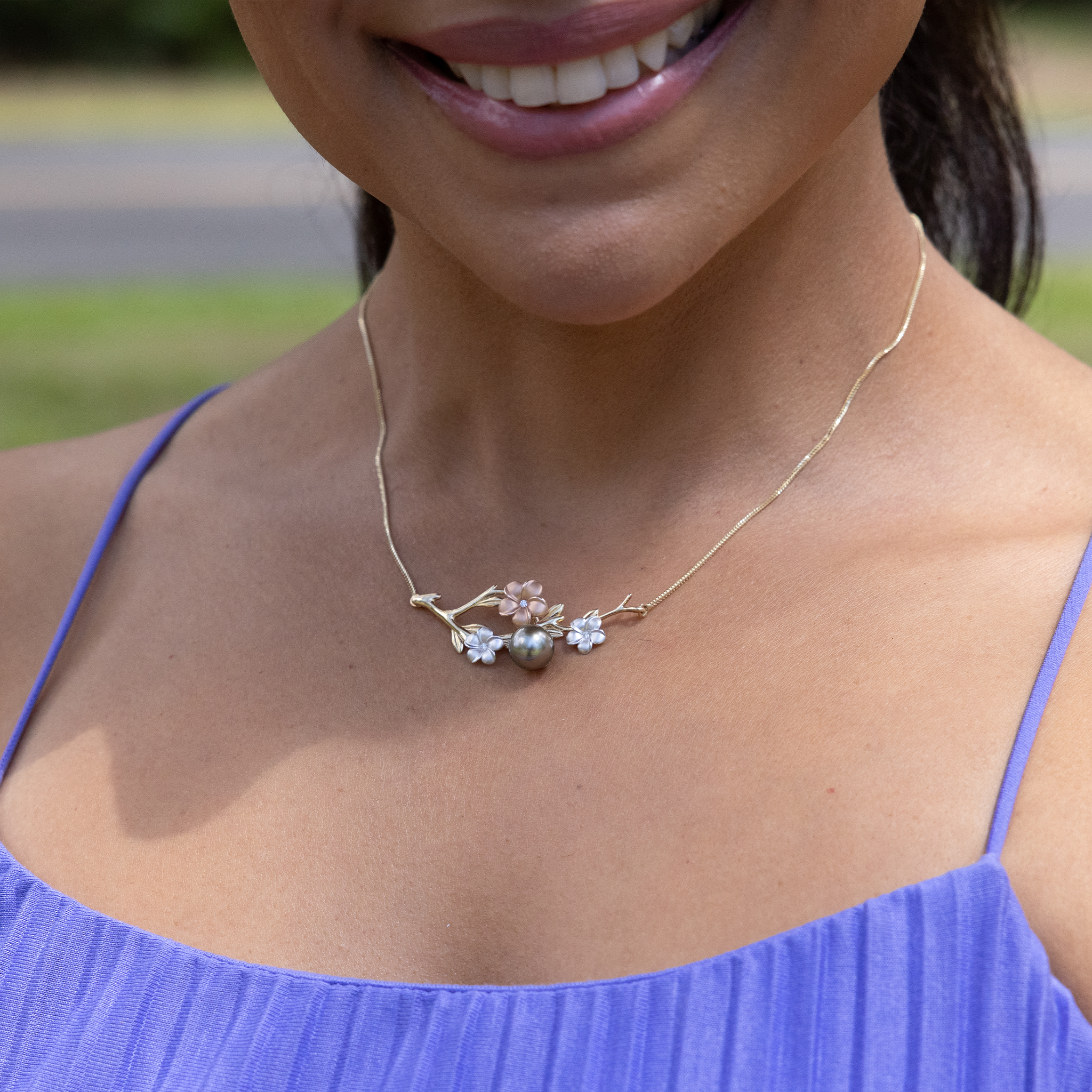 16-18 "Bloom Plumeria Tahitian黒真珠のネックレスダイヤモンドと3色の金のテキシャンのネックレス -  48mm