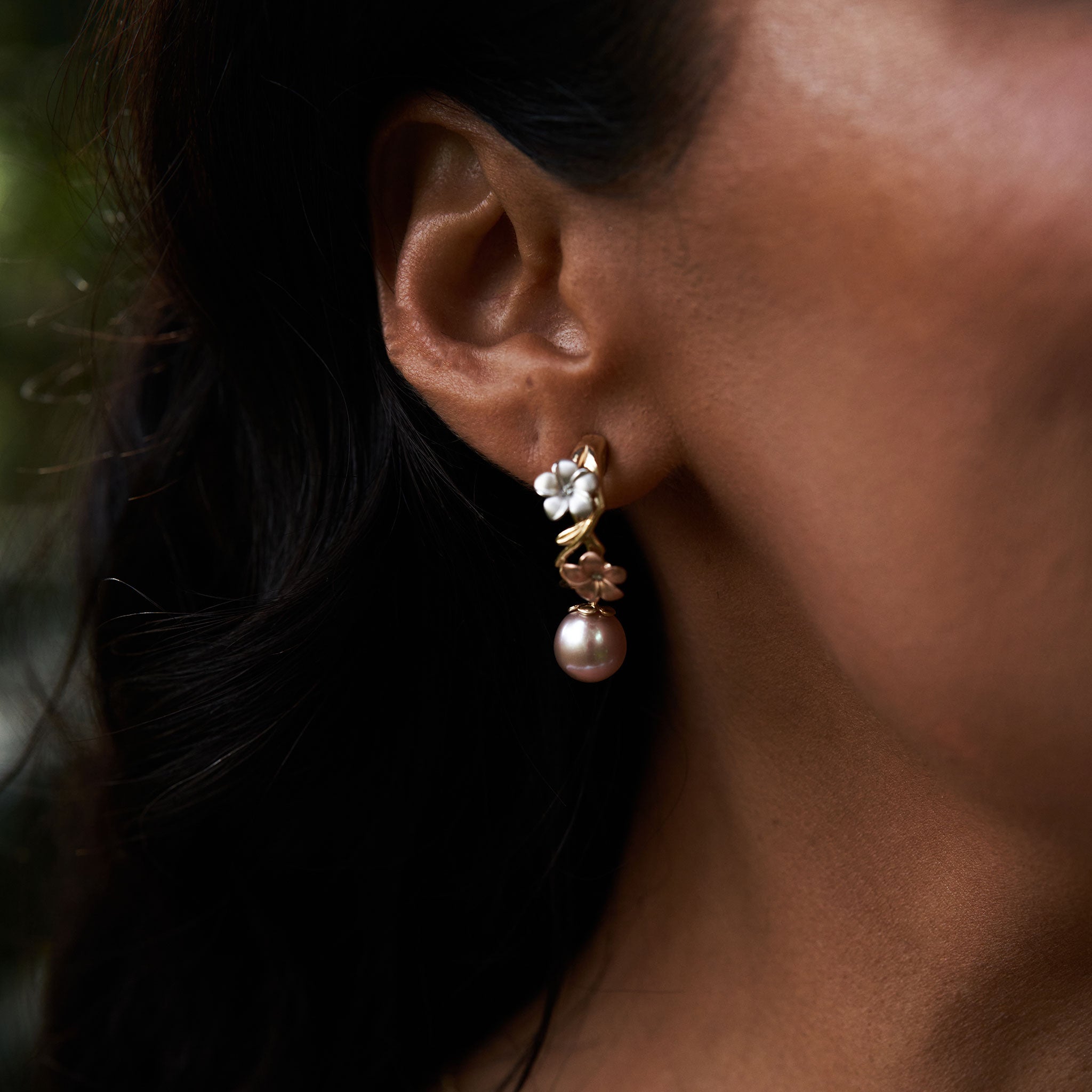 Pearls in Bloom Plumeria-Lavendel-Süßwasser-Perlen-Ohrringe in dreifarbigem Gold mit Diamanten – 23 mm