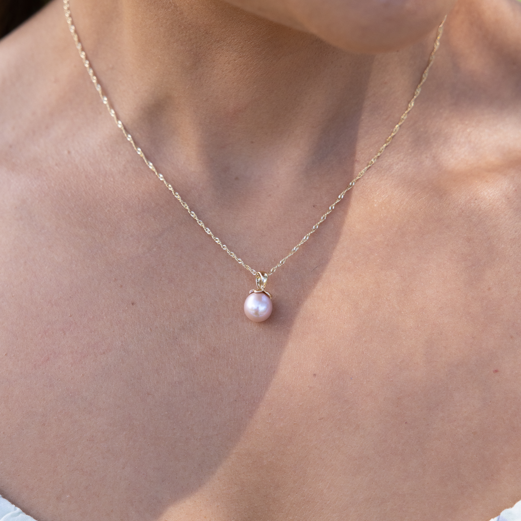 Pearls in Bloom Plumeria-Lavendel-Süßwasser-Perlen-Anhänger in Gold – 8–9 mm