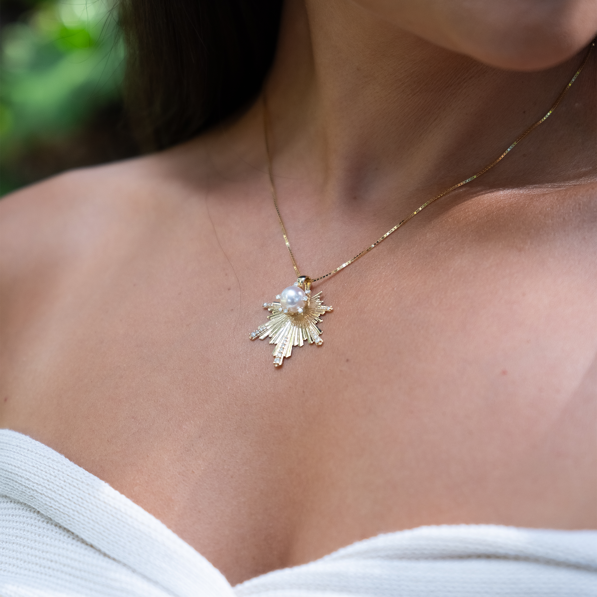 E Hoʻāla Akoya White Pearl Anhänger in Gold mit Diamanten - 27 mm