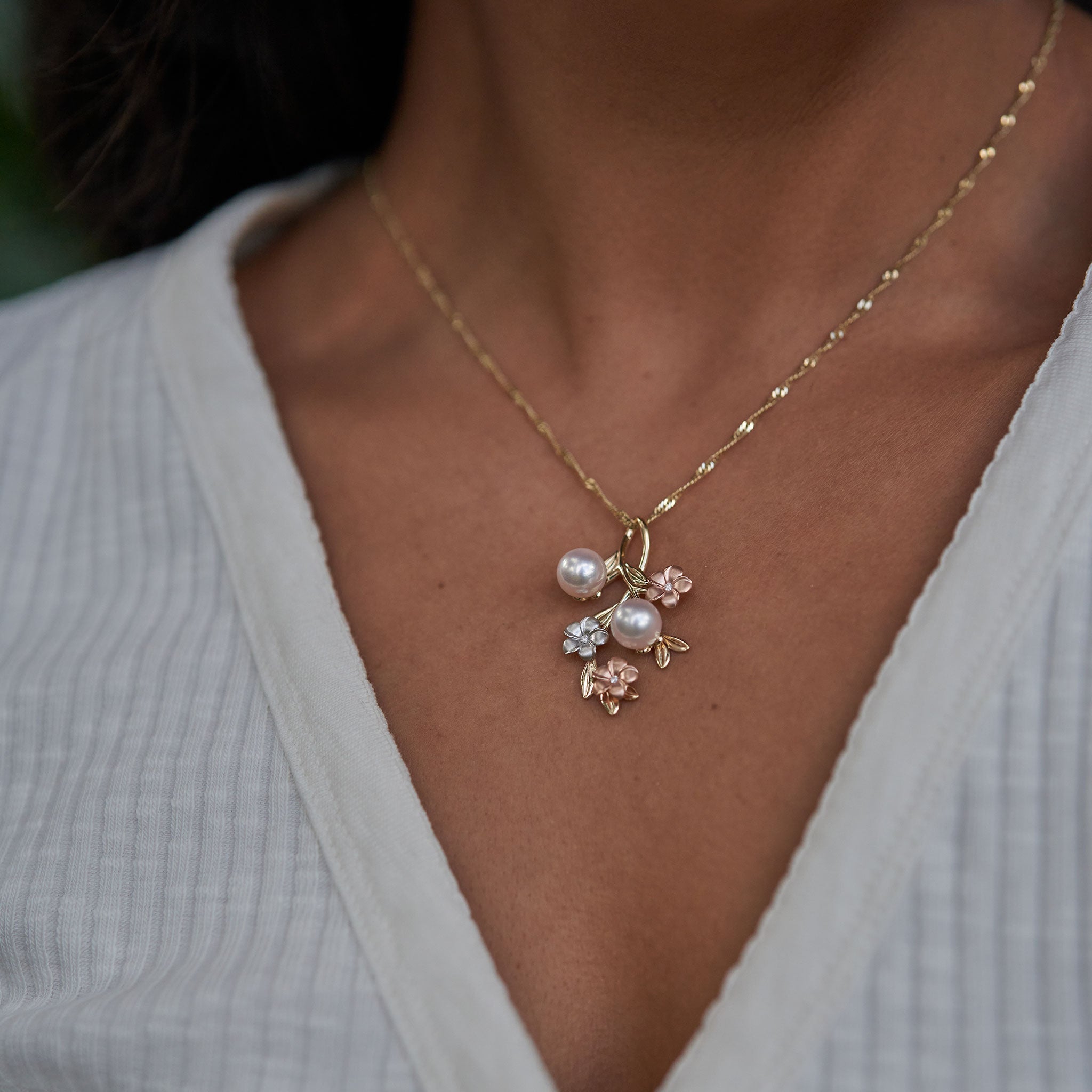 Perlen in blühender Pflumeria Akoya weißer Perle Anhänger in Tri -Farbe Gold mit Diamanten - 36 mm