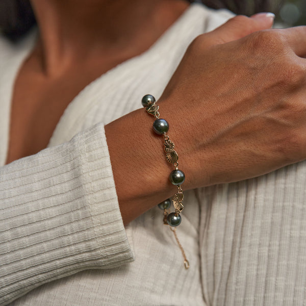 Verstellbares Muschel-Armband mit schwarzen Tahiti-Perlen in Gold – Größe 7,5 Zoll