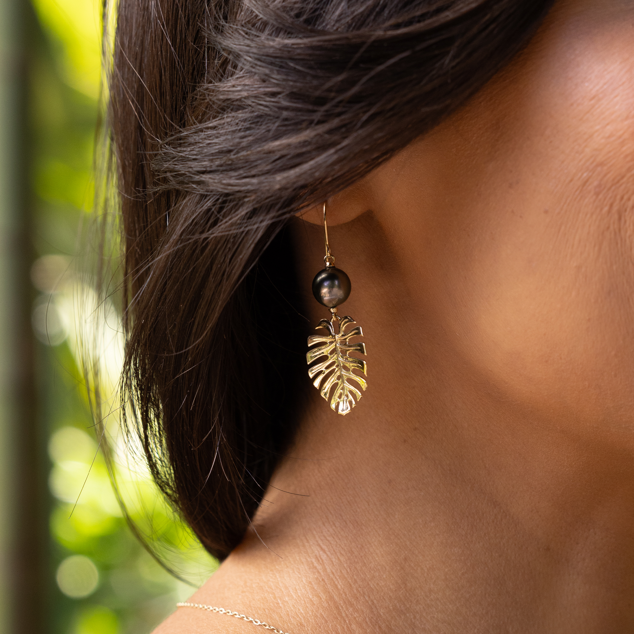 Monstera Tahitian Black Pearl Earrings in Gold - 23mm