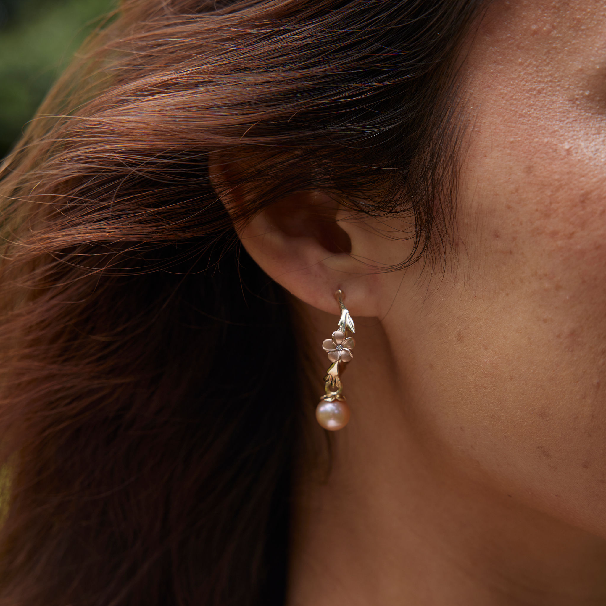 Pearls in Bloom Plumeria-Pfirsich-Süßwasserperlen-Ohrringe in zweifarbigem Gold mit Diamanten – 22 mm