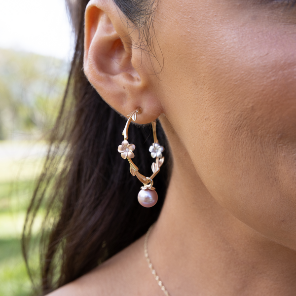 Pearls in Bloom Plumeria-Lavendel-Süßwasser-Perlen-Ohrringe in dreifarbigem Gold mit Diamanten – 33 mm