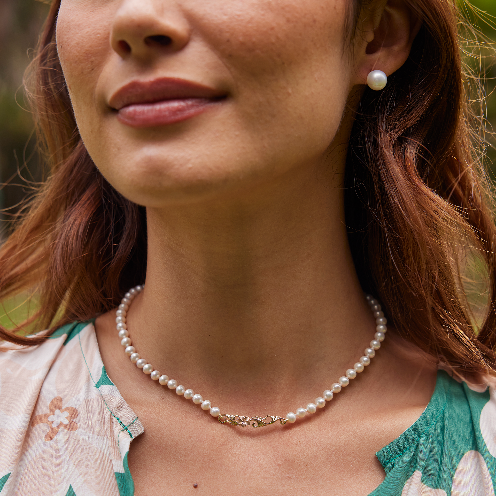 16-18" verstellbare hawaiianische Erbstück-Plumeria-Süßwasserperlen-Halskette in zweifarbigem Gold mit Diamant