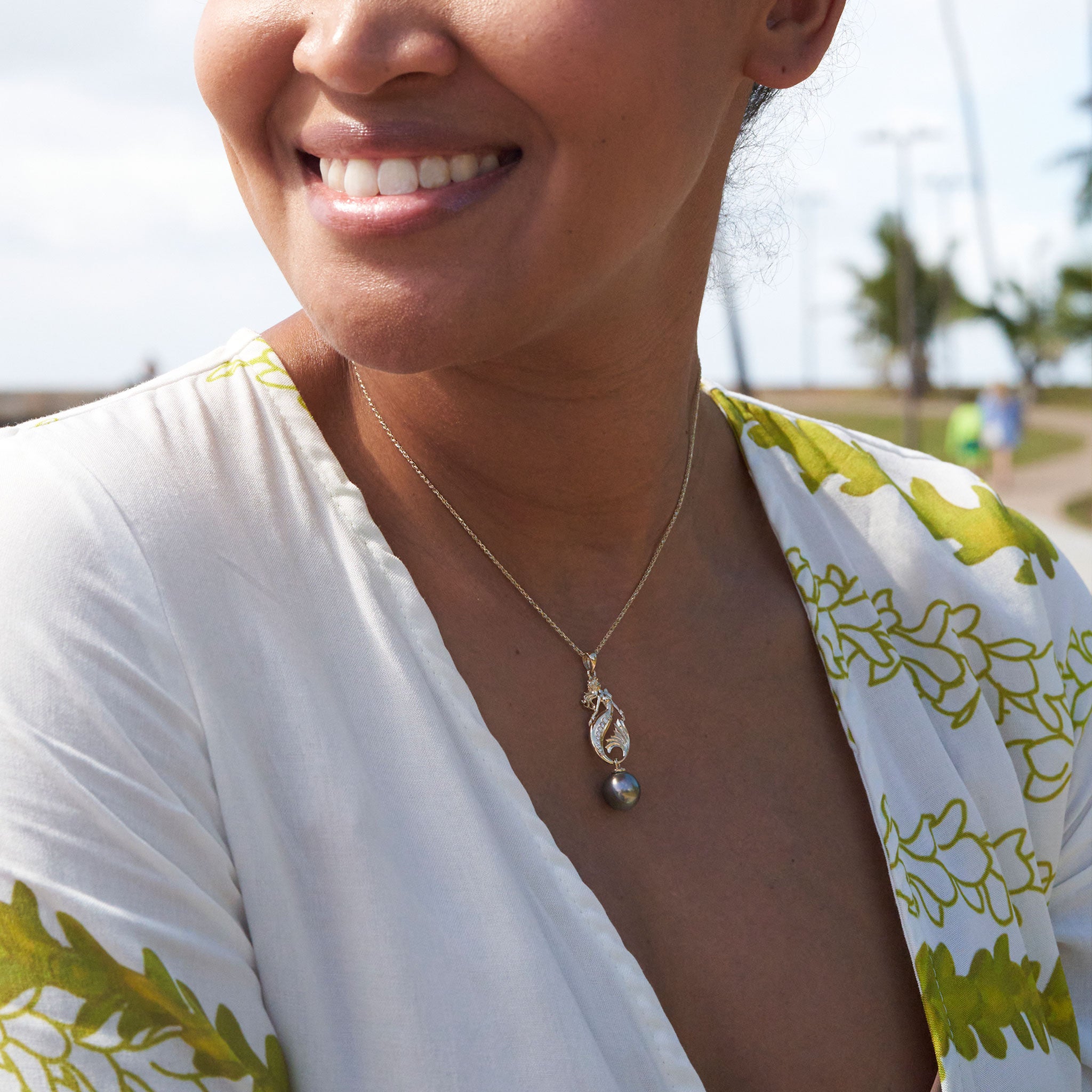 Ocean Dance Sirène Tahitian Black Pearl Pendant Gold with Diamonds - 9-10 mm
