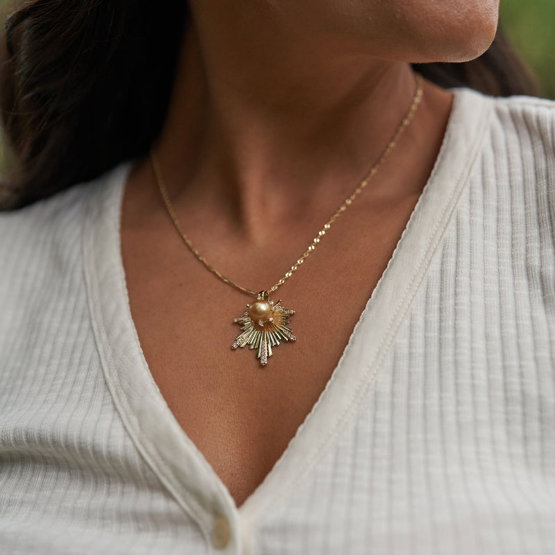 E Hoʻāla South Sea Gold Pearl Pendant in Gold with Diamonds - 27mm