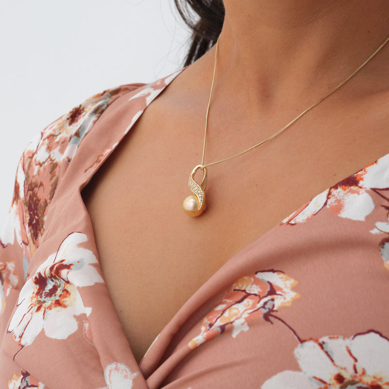 A womanʻs chest with a South Sea Gold Pearl Pendant in Gold With Diamonds - Maui Divers Jewelry