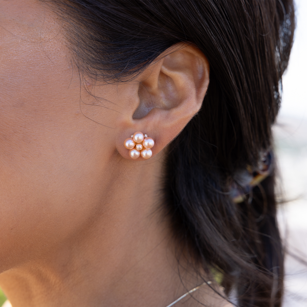 Tiny Bubbles Pfirsich-Süßwasserperlen-Ohrringe in Gold mit Diamanten