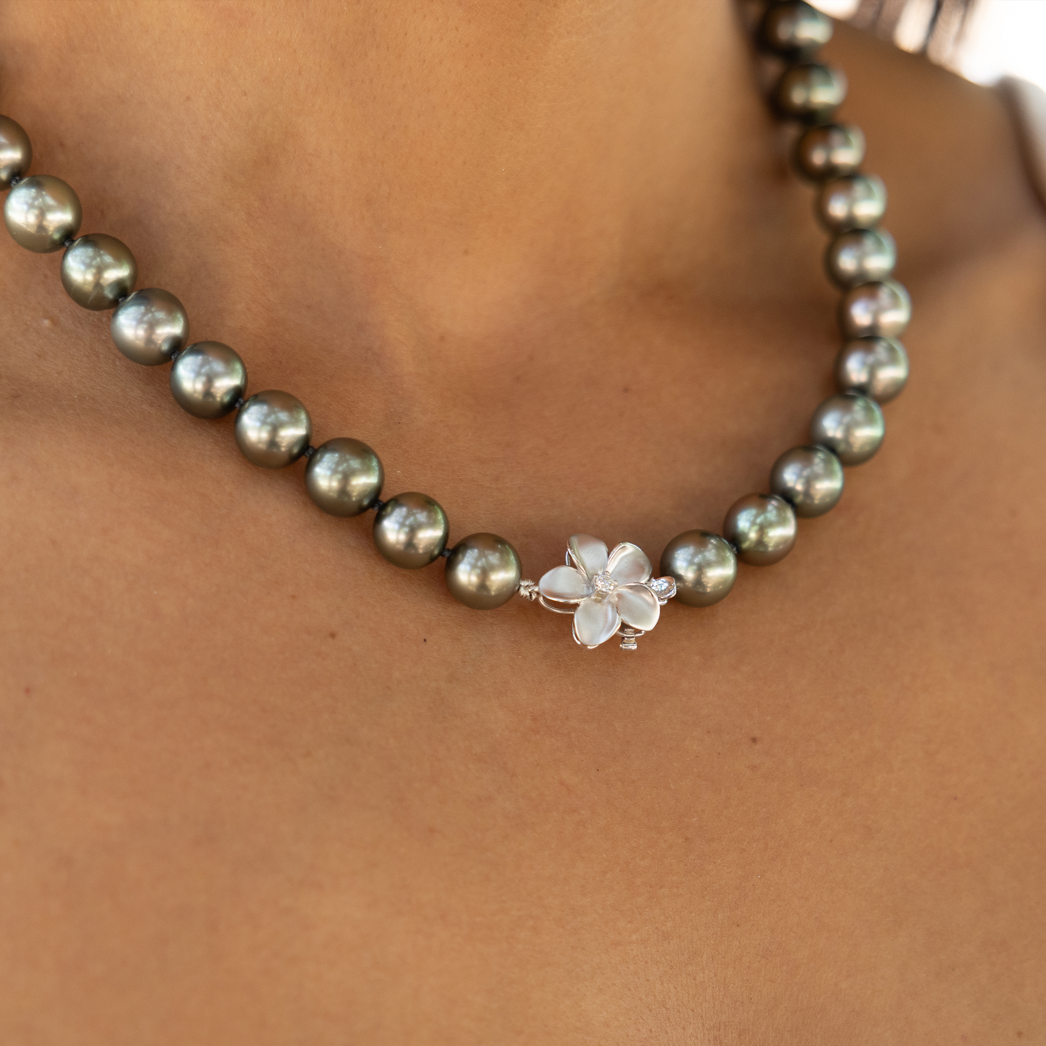 18-19 "brin de perle noir tahitien avec un fermoir de plumeria en diamant en or blanc - 10-11 mm