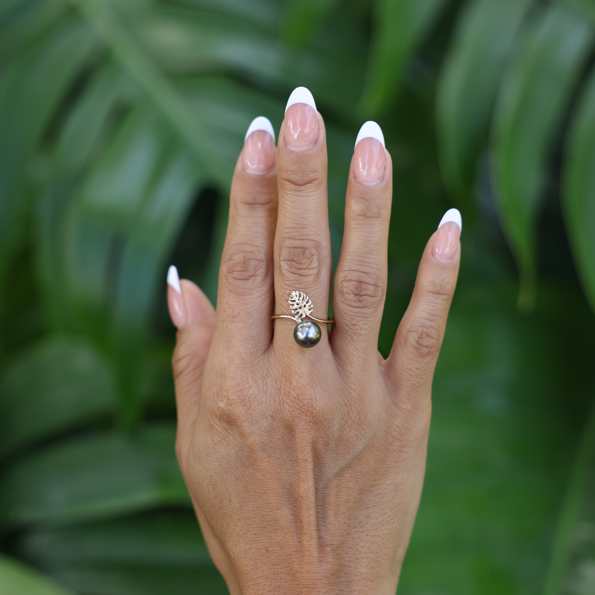 Monstera Tahitian Black Pearl Ring en or
