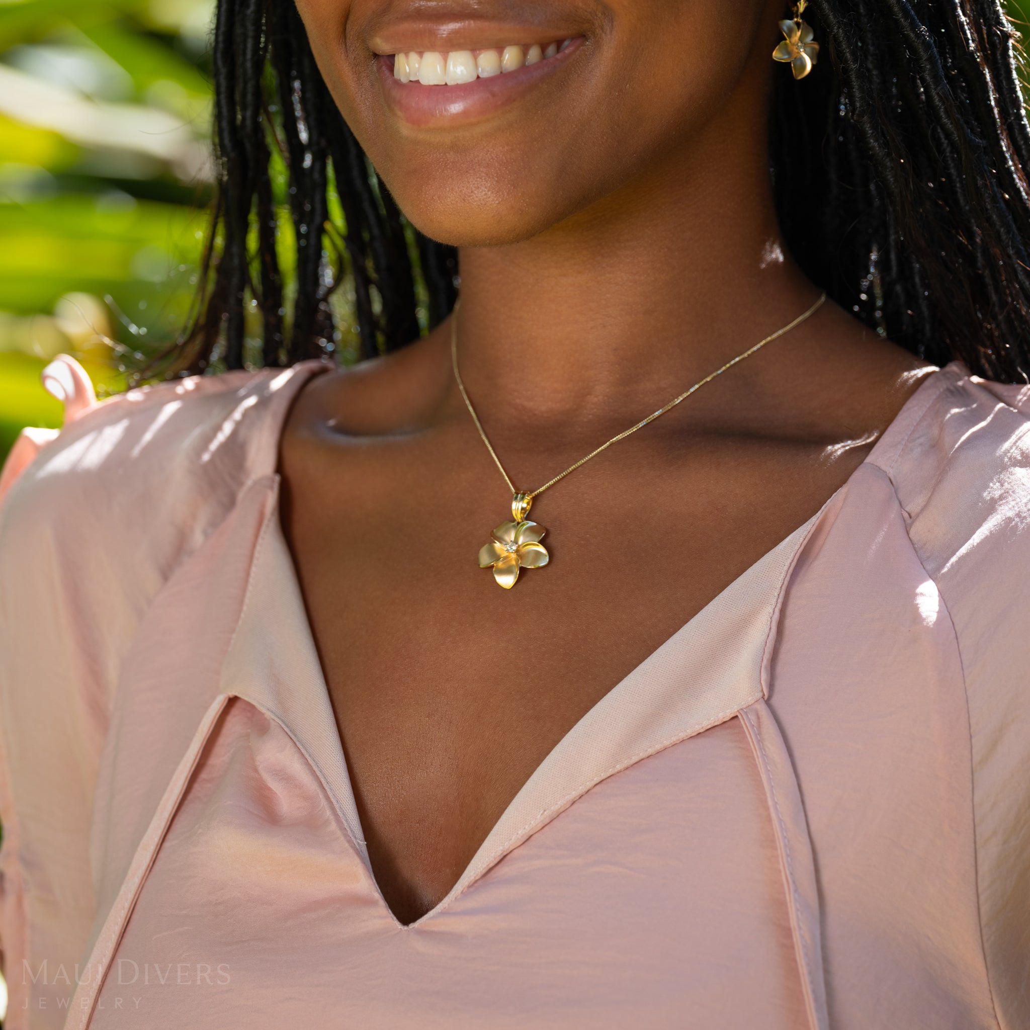 Plumeria Pendant in Gold with Diamond - 23mm