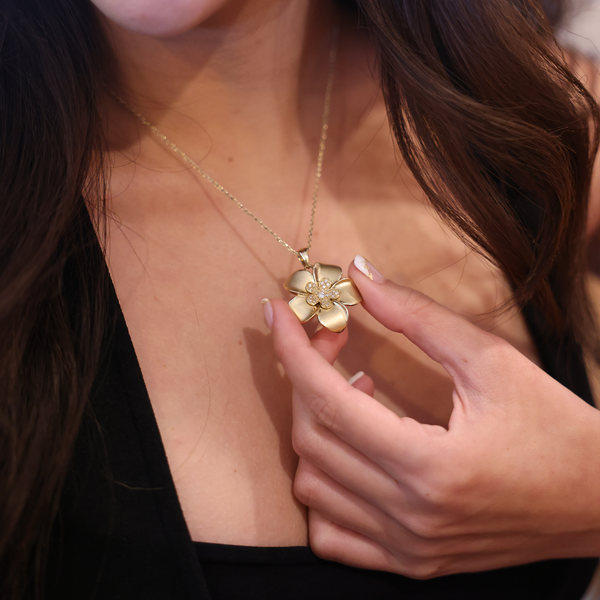 Plumeria Pendant in Gold with Diamonds - 28mm