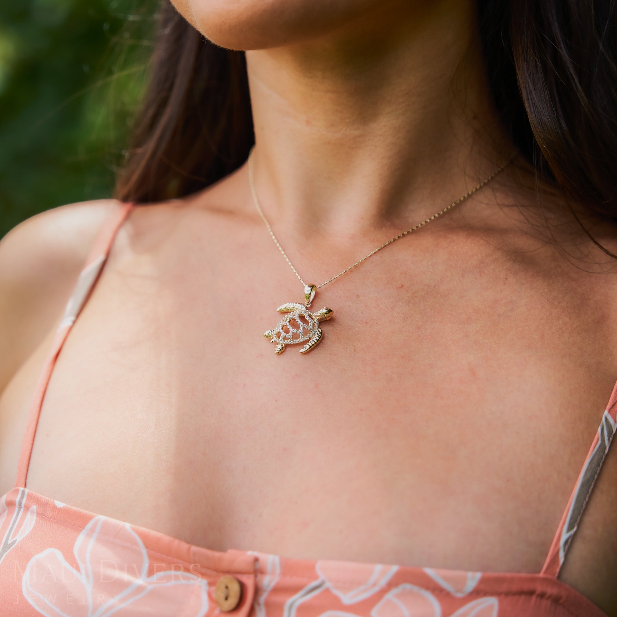 Honu Pendant in Gold with Diamonds - 28mm