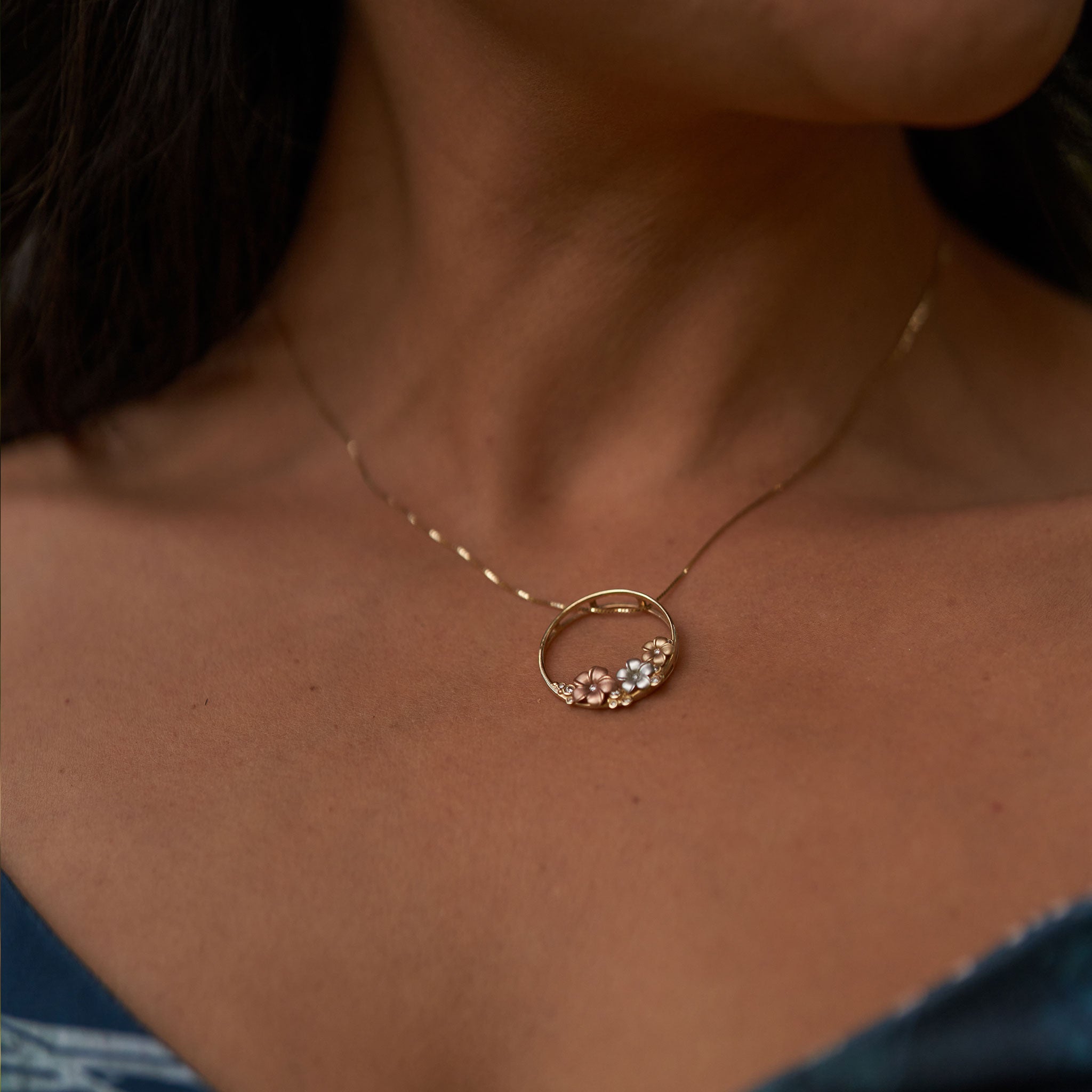 Plumeria-Halskette aus dreifarbigem Gold mit Diamanten – 22 mm